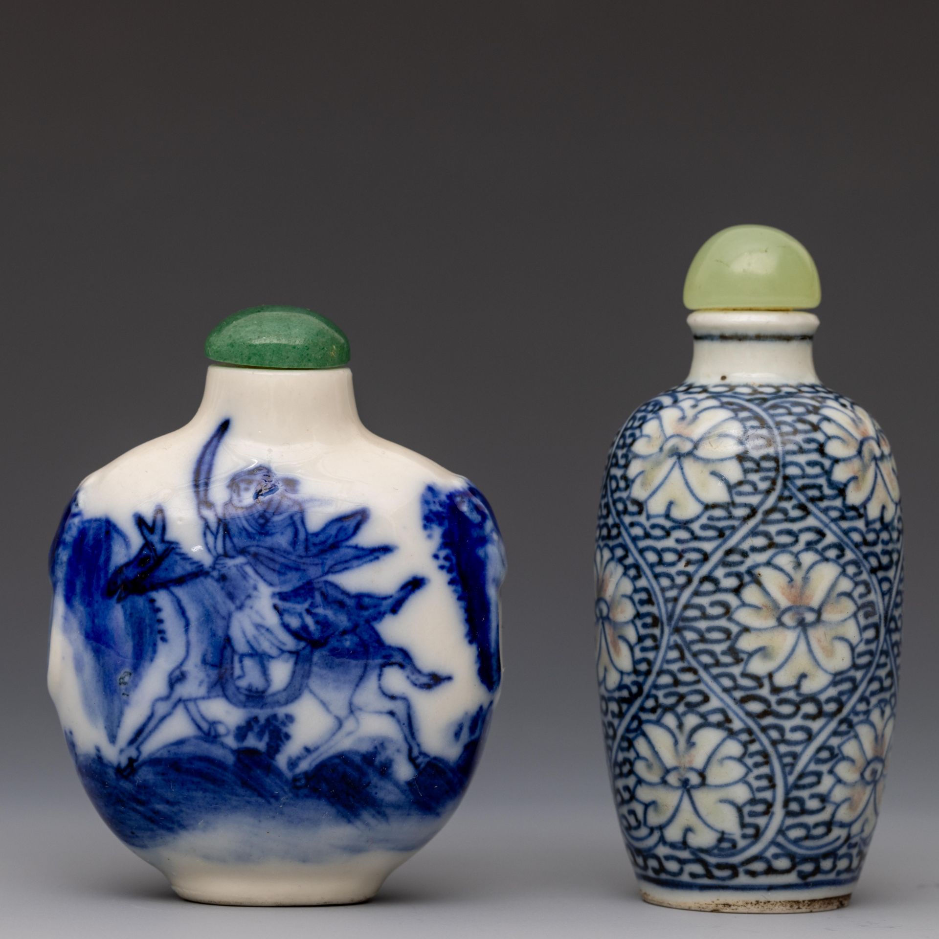 China, two blue and white porcelain snuff bottles and stoppers, 19th-20th century, - Bild 2 aus 3