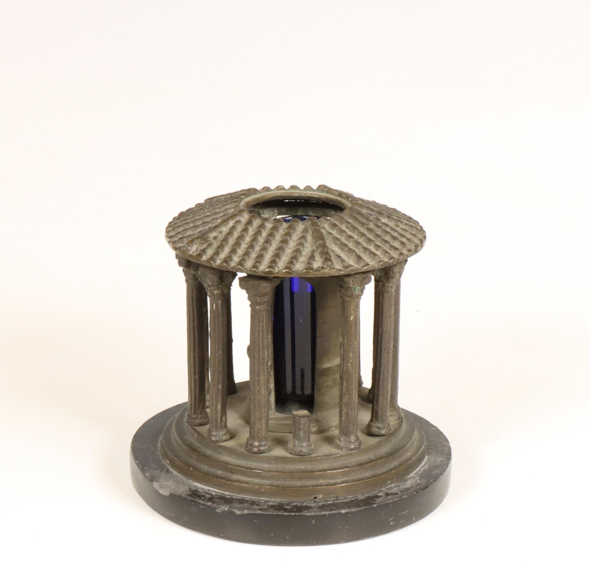 Gezwart metalen inktpot in de vorm van Tempel Vesta, Tivoli, ca. 1900.