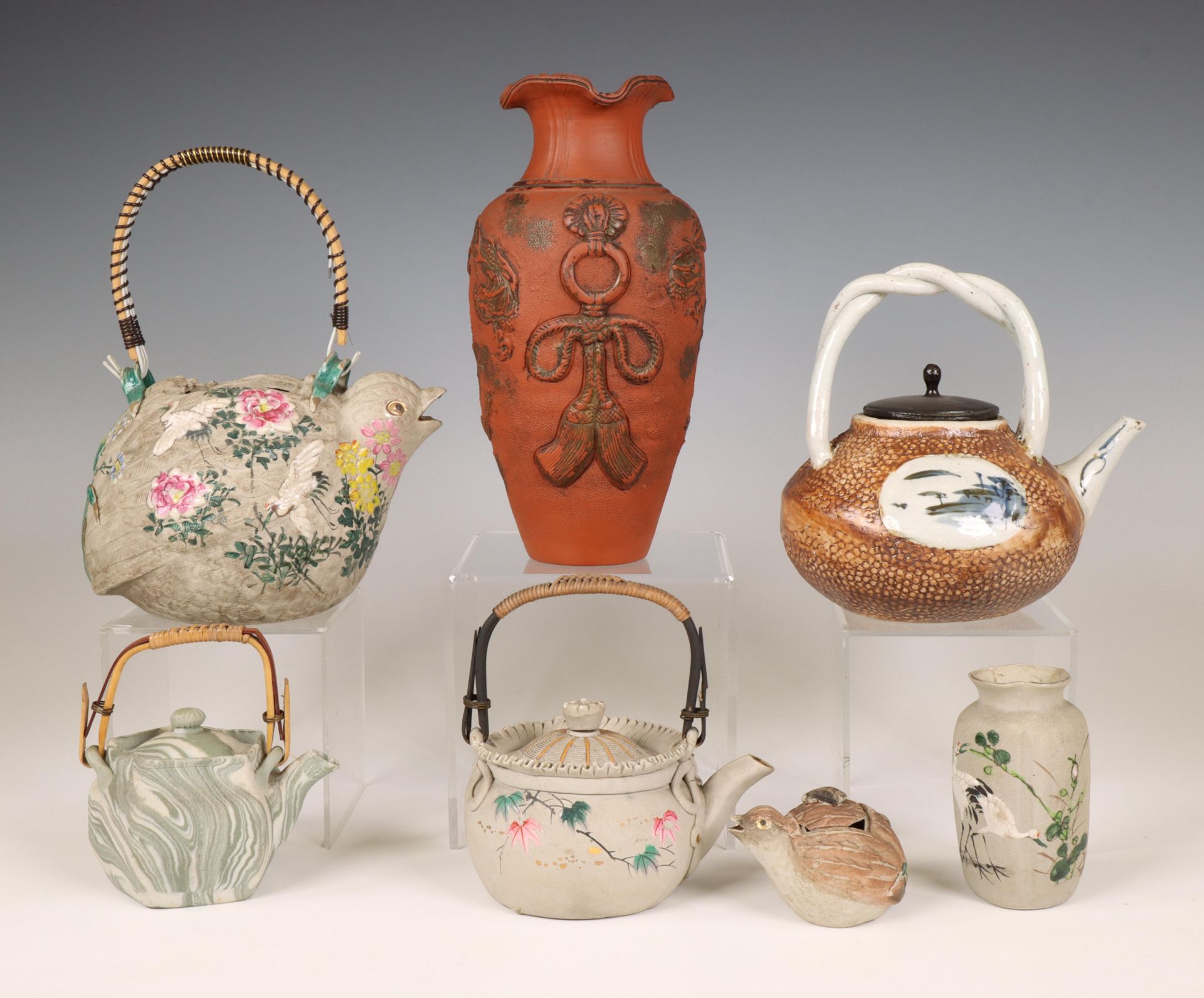 Japan, collectie aardewerken theepotten en vazen, 20e eeuw, - Bild 2 aus 2