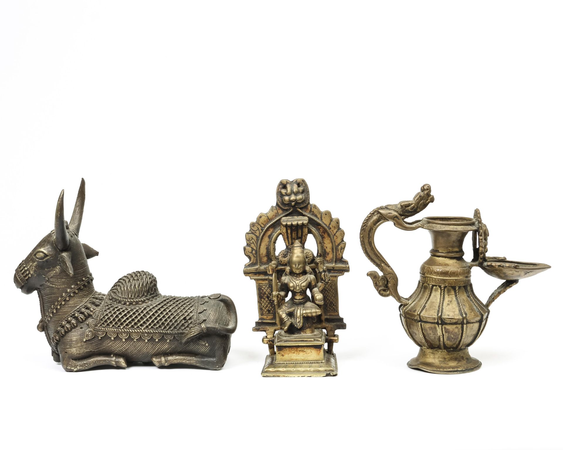 India, twee bronzen sculptuurtjes en Nepal, bronzen olielamp, 20e eeuw,