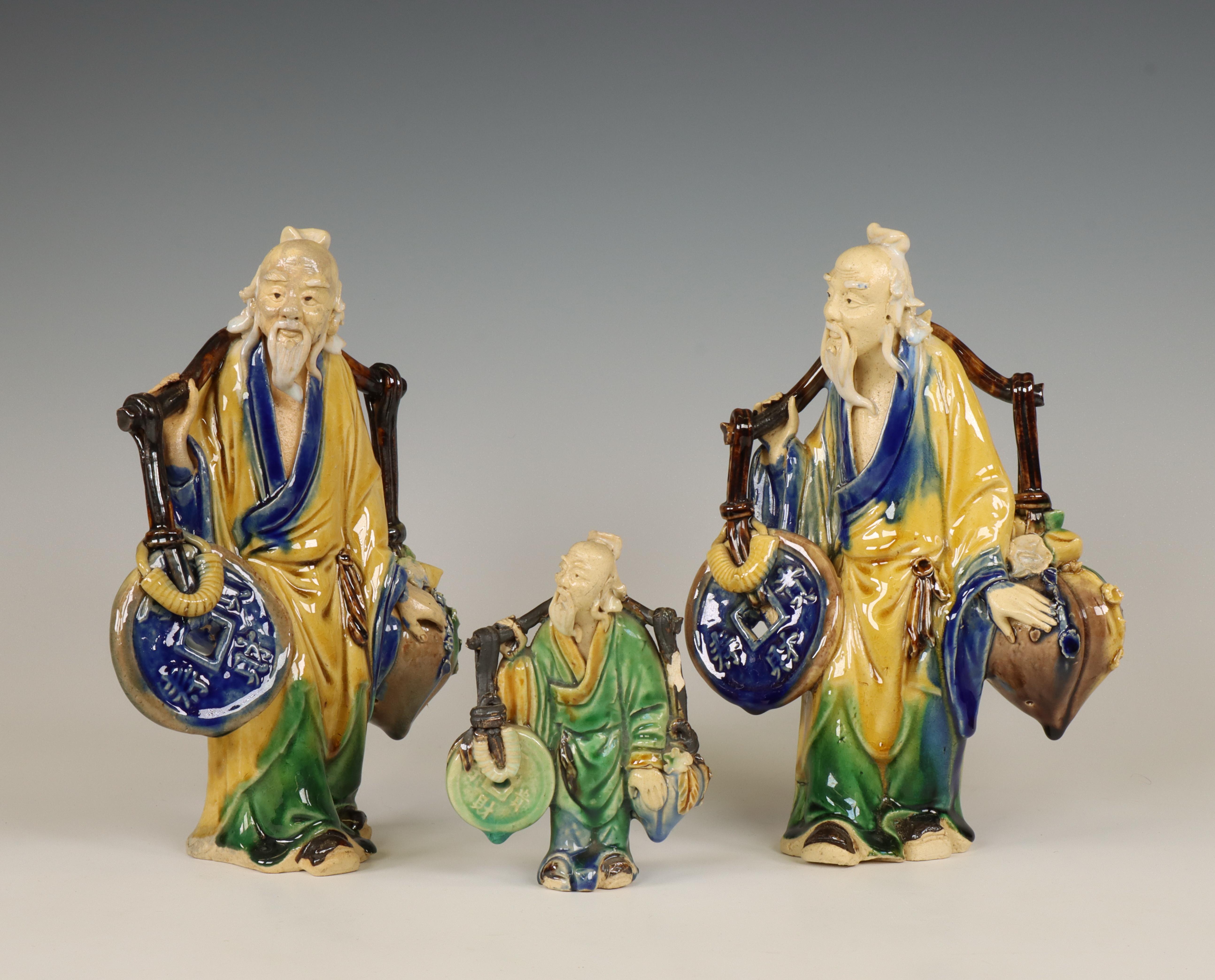 China, drie geglazuurd aardewerken figuren van Shoulao, modern, - Image 2 of 3