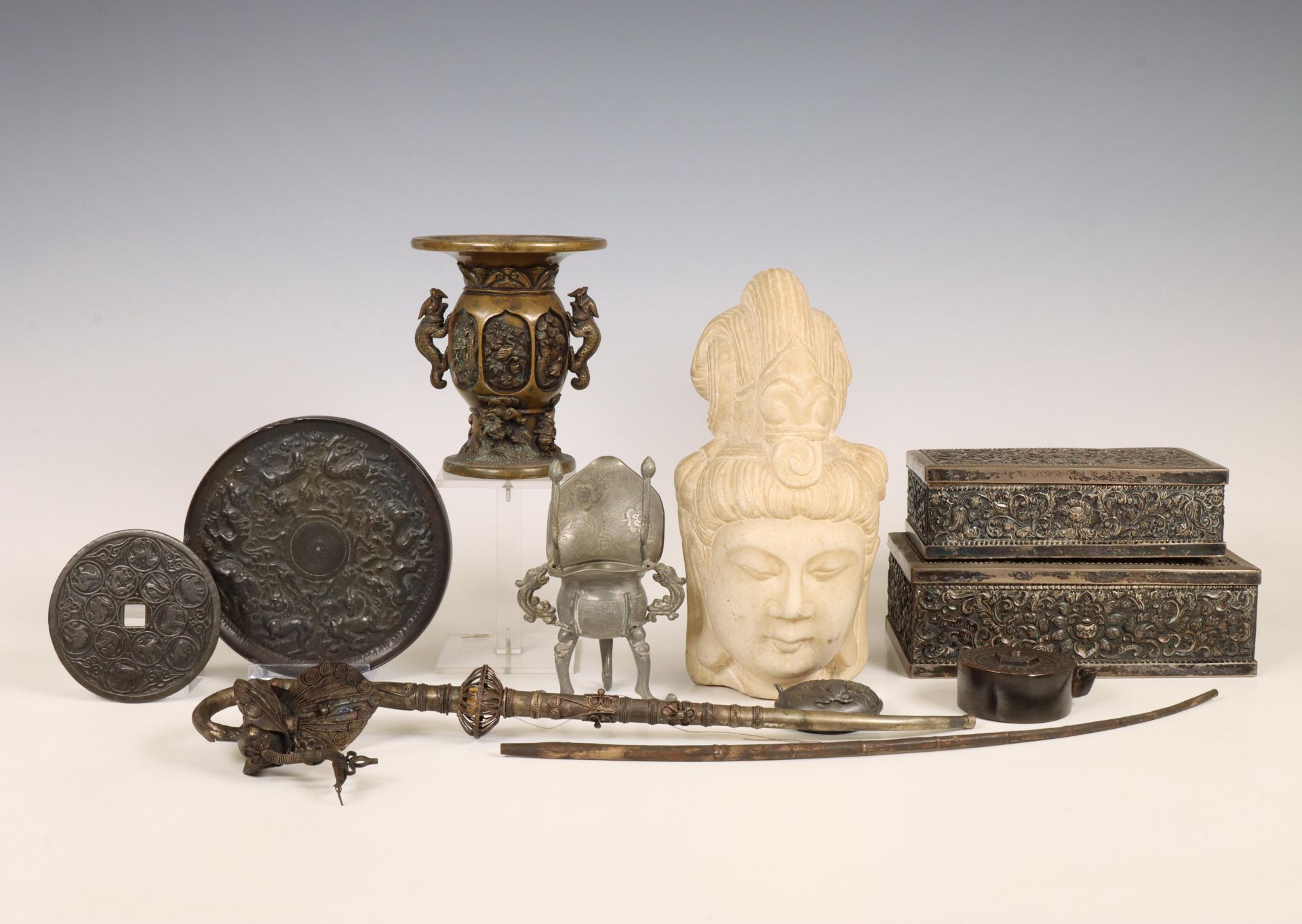 Azië, collectie metalen objecten,