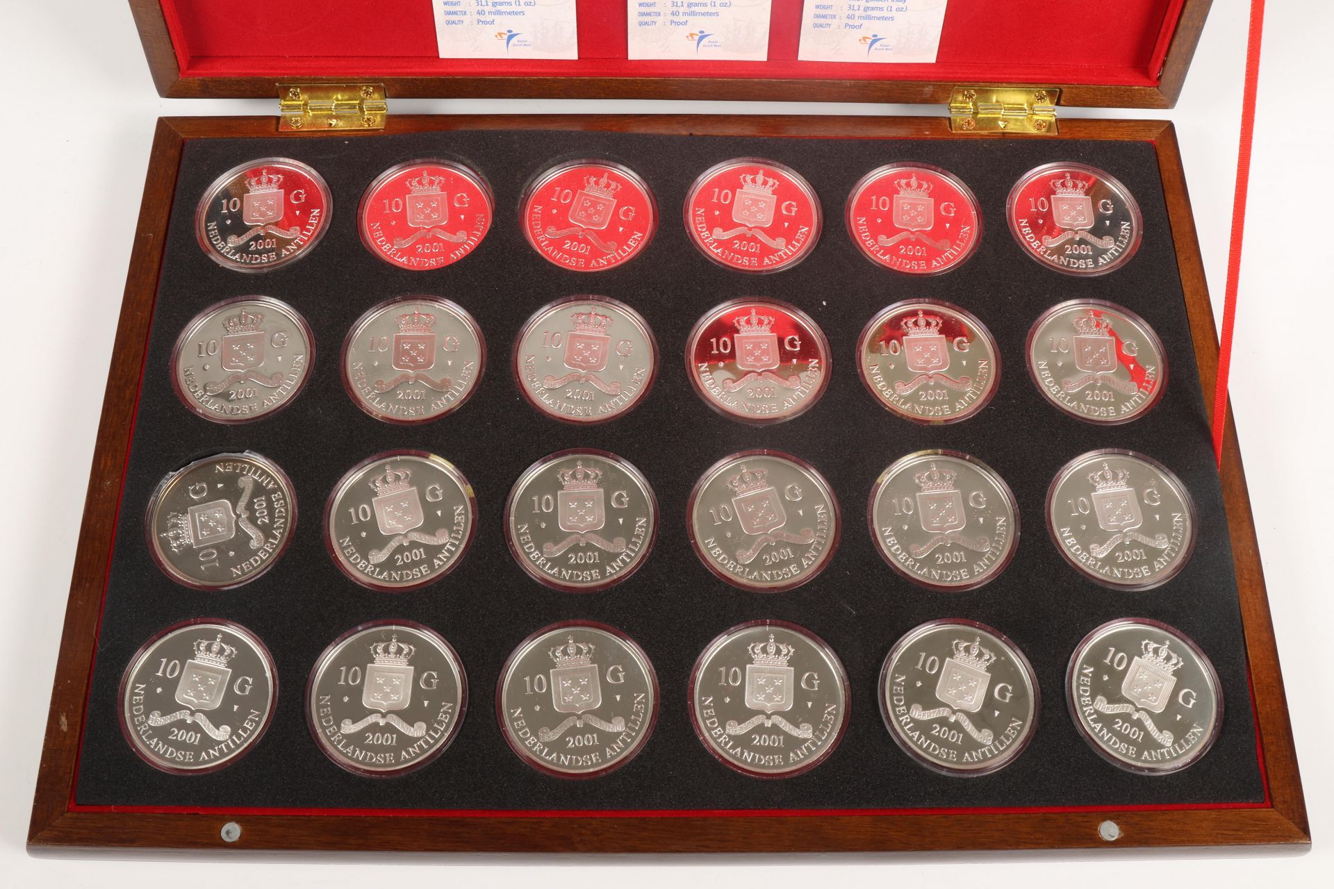 Collectie van vierentwintig tien gulden munten, Nederlandse Antillen, 2001.