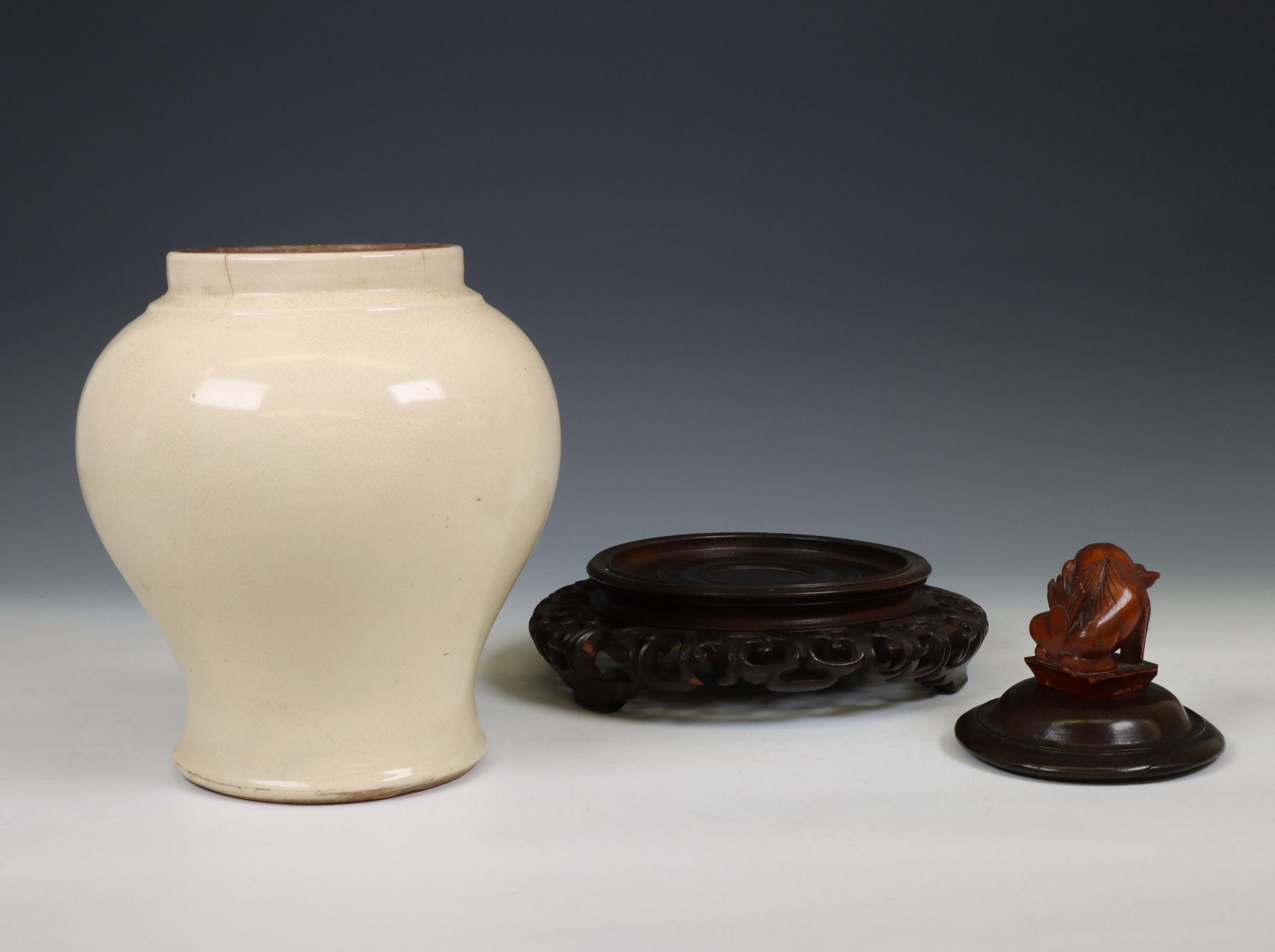 China, crèmegeglazuurde aardewerken balusterpot, 20e eeuw, - Image 4 of 4