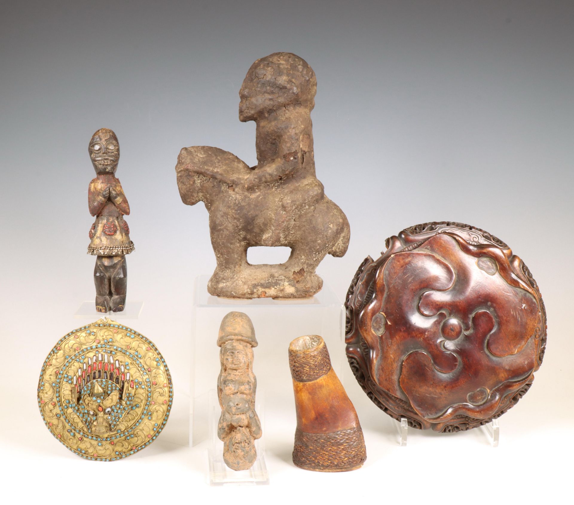 Tibetaans sierstuk, houten koro voet, en Afrikaanse sculptuur.