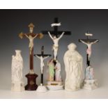 Vier crucifixen en twee gipsen vormstukken van Heiligen , ca. 1900;