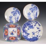 Japan, drie blauw-wit porseleinen borden en een Imari kom, modern,