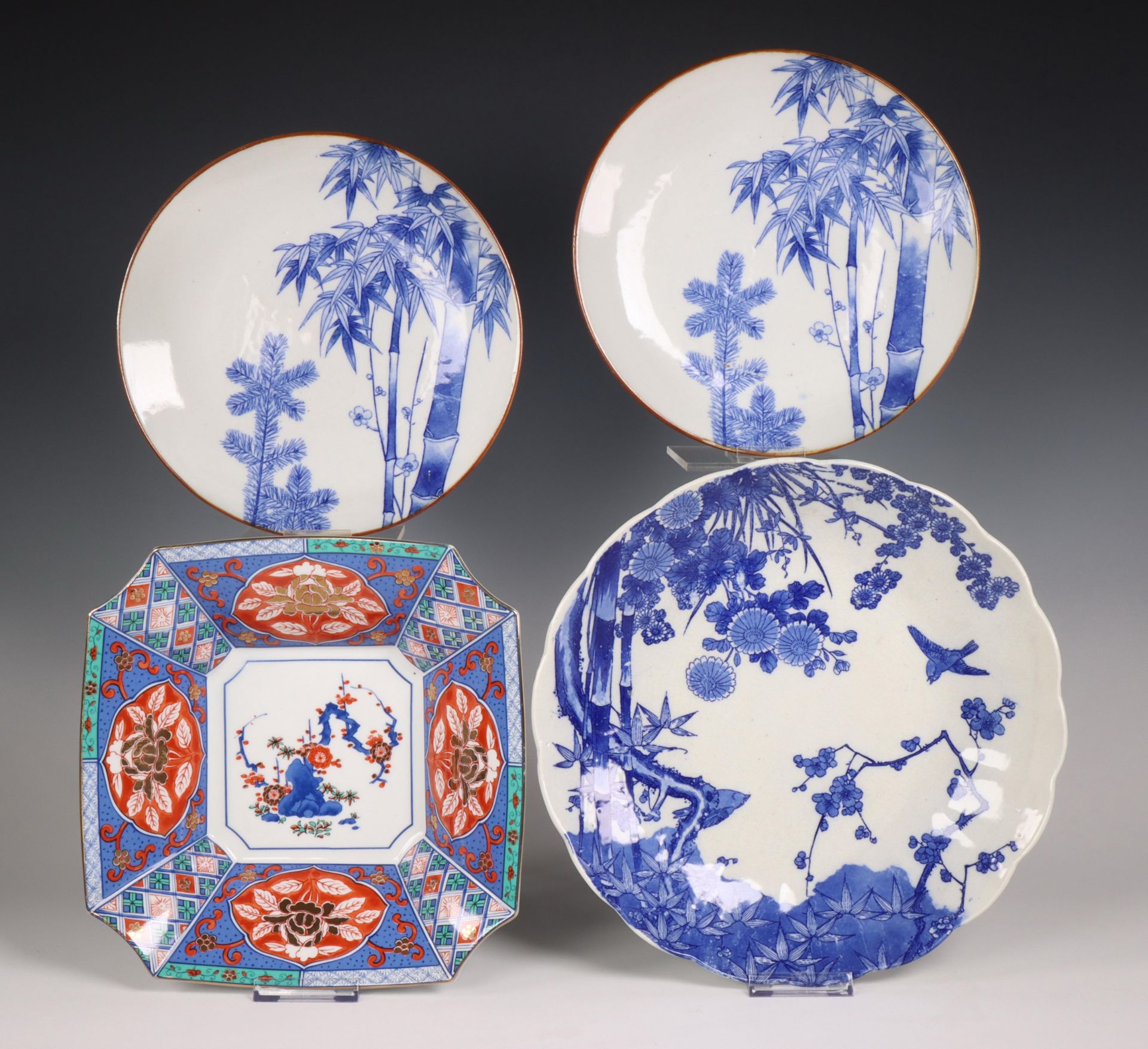 Japan, drie blauw-wit porseleinen borden en een Imari kom, modern,