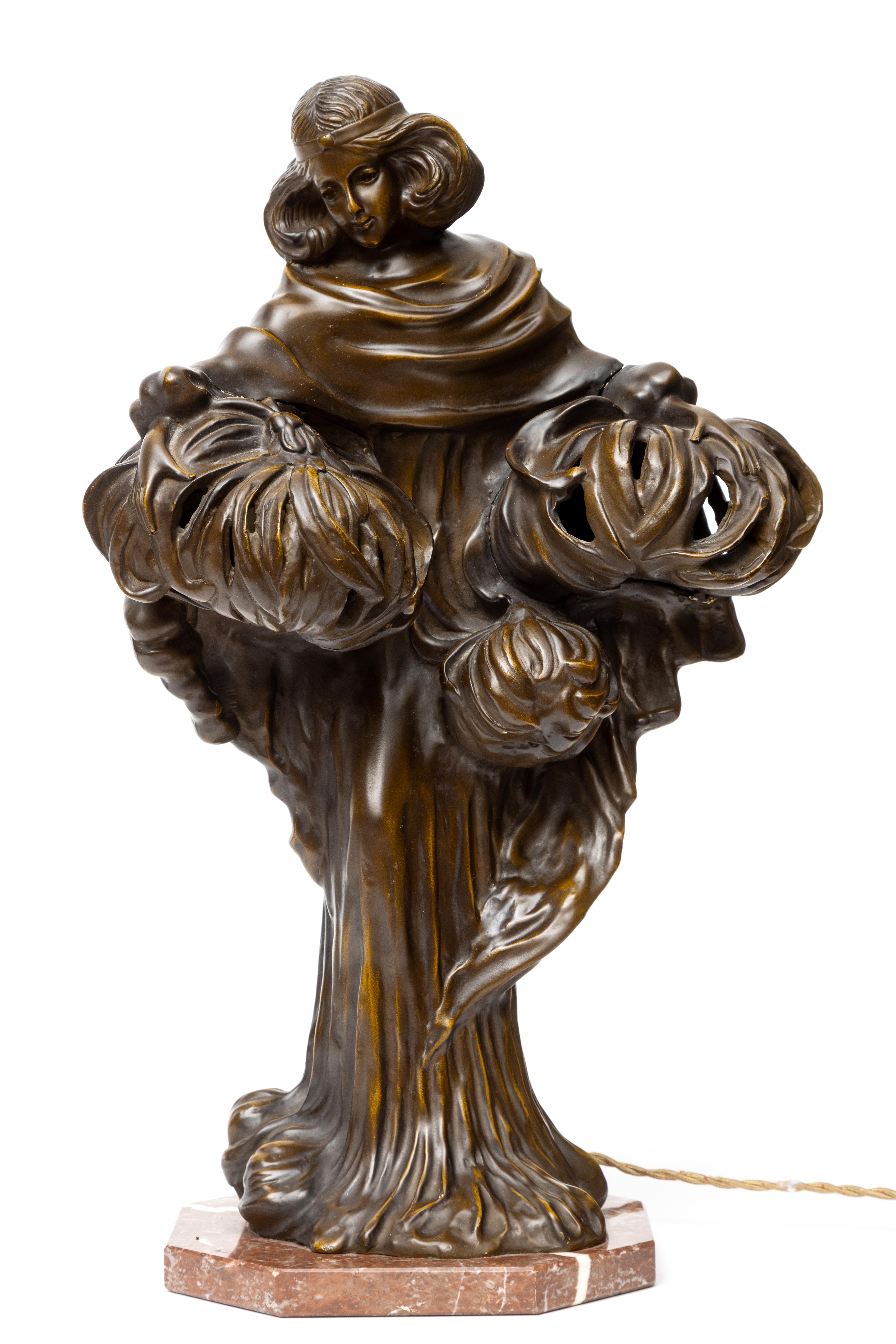 Frankrijk, bronzen lamp in de vorm van een staande vrouw, Art Nouveau stijl