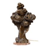 Frankrijk, bronzen lamp in de vorm van een staande vrouw, Art Nouveau stijl