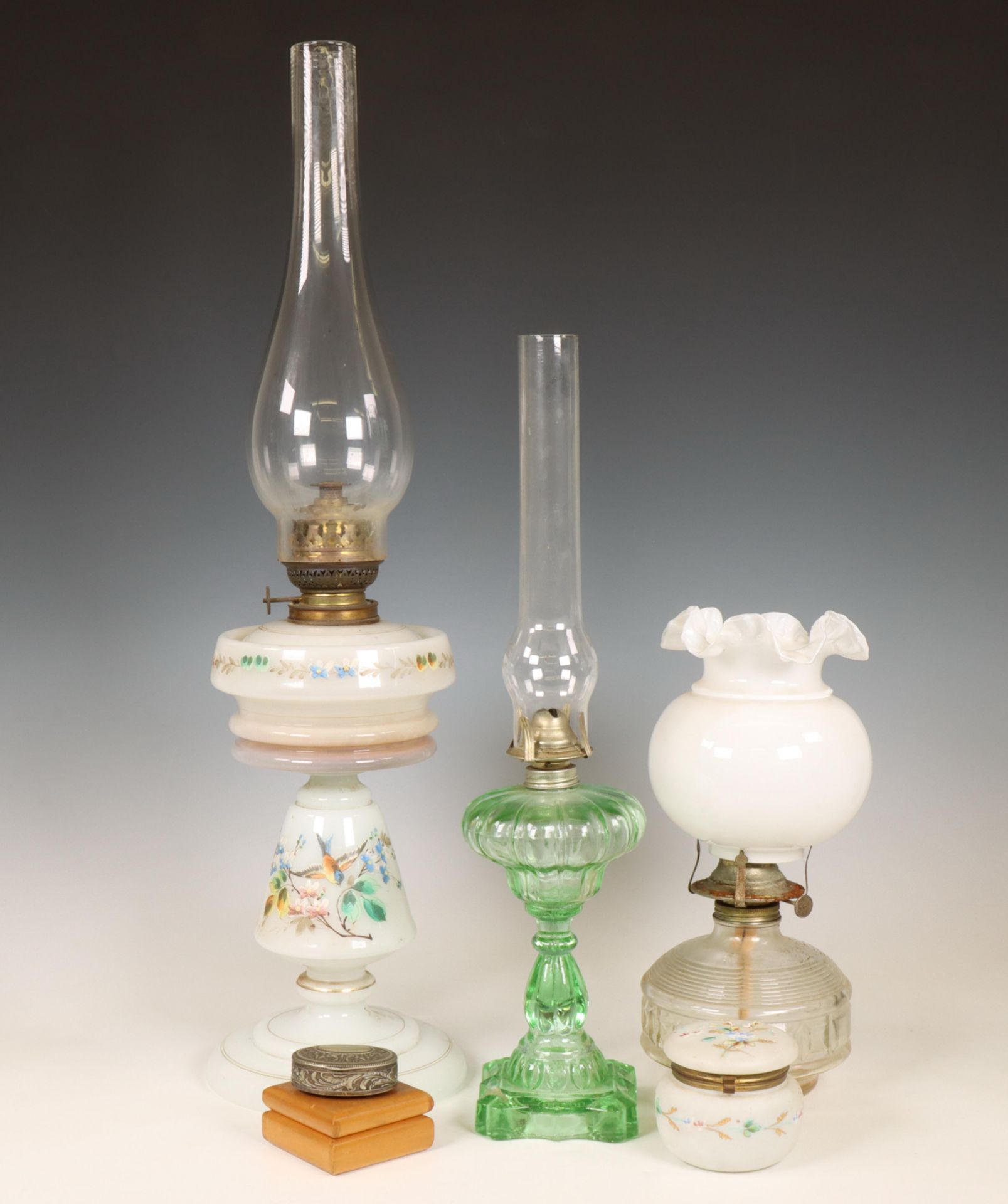 Wit opaline glas olielamp met beschildering van vogel en bloemen, circa 1900.