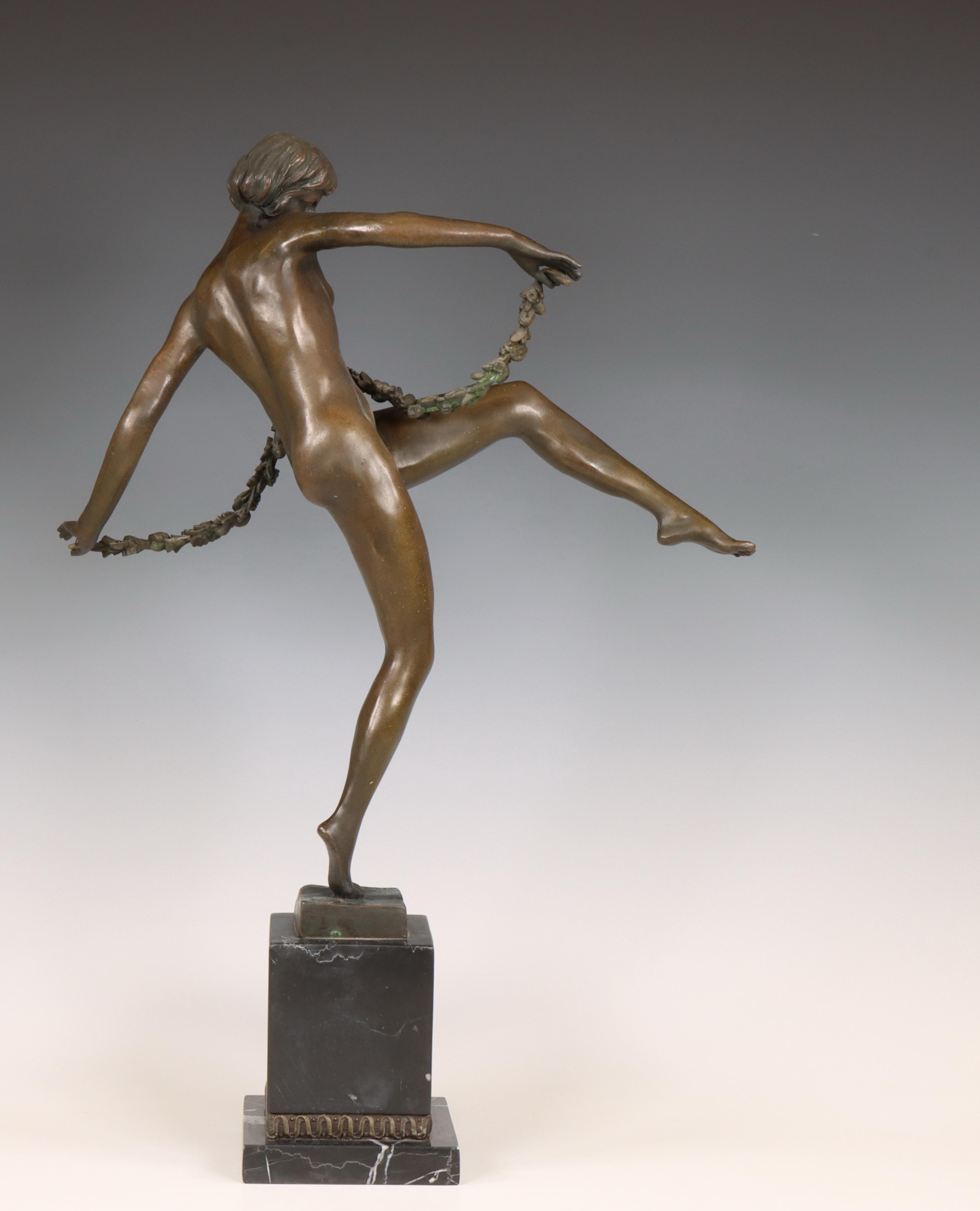 Bronzen sculptuur van danseres met guirlande, Art Deco stijl - Image 2 of 2