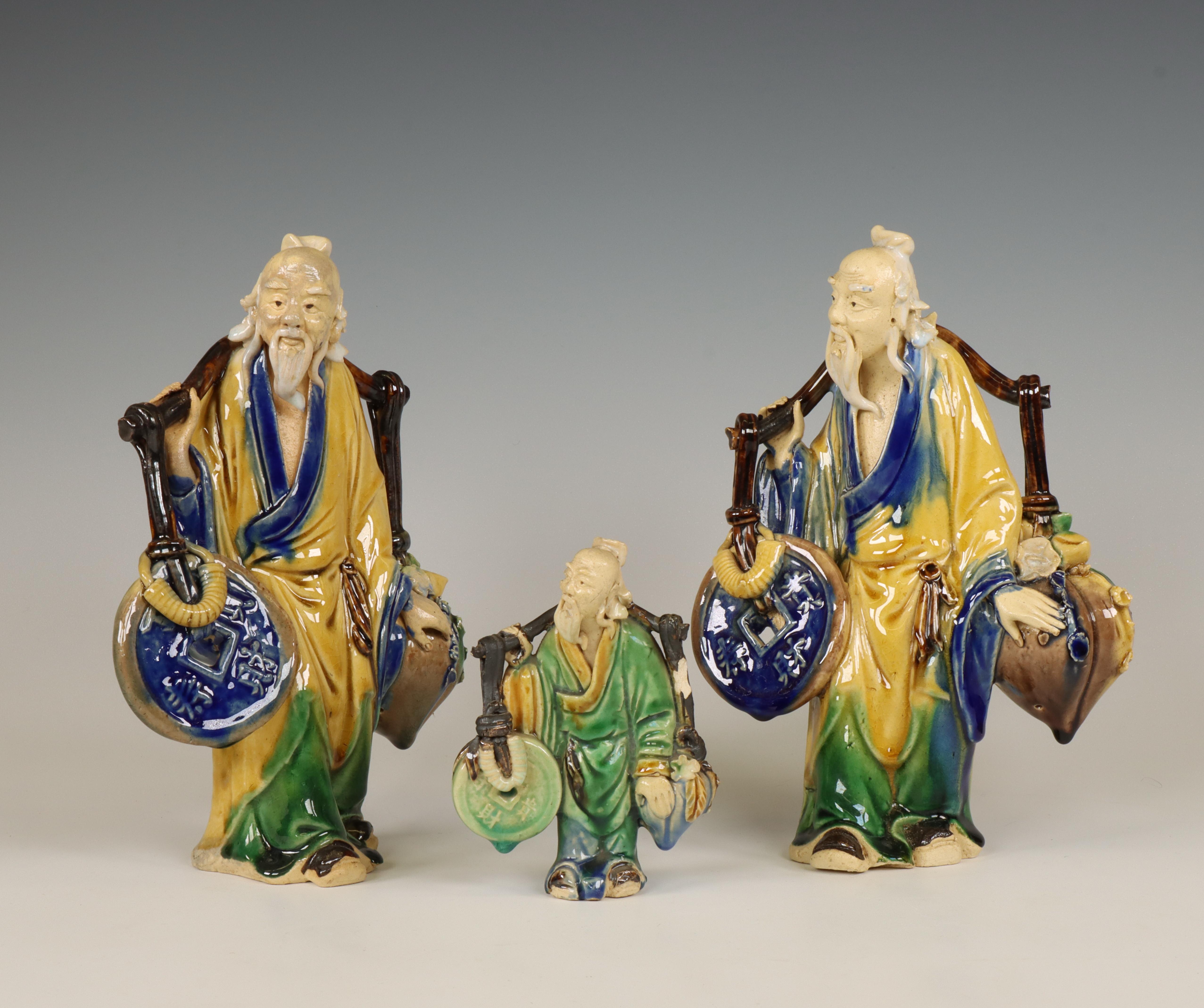 China, drie geglazuurd aardewerken figuren van Shoulao, modern, - Image 3 of 3