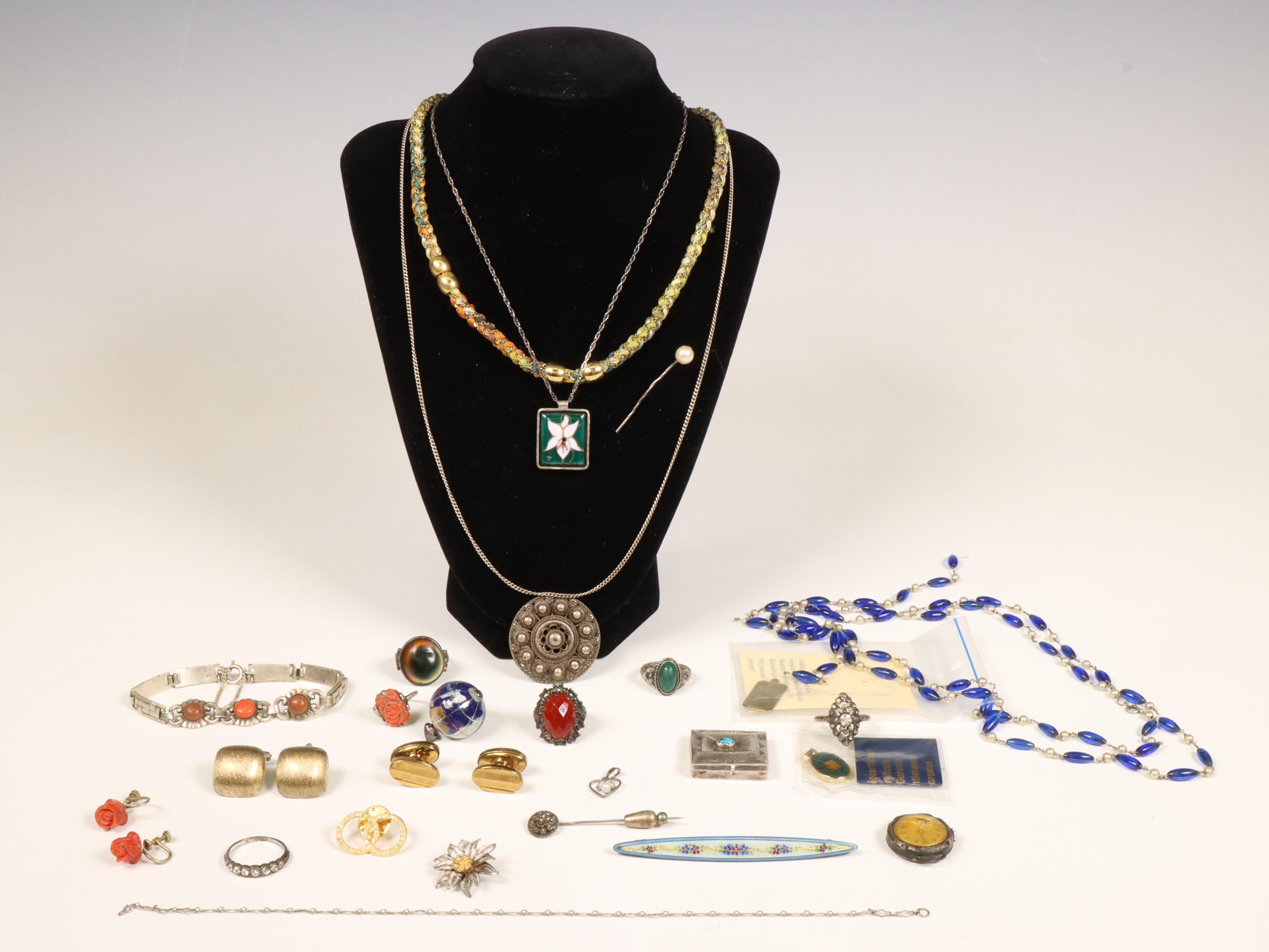 Diverse zilveren sieraden en bijoux, onder andere bezet met bloedkoraal
