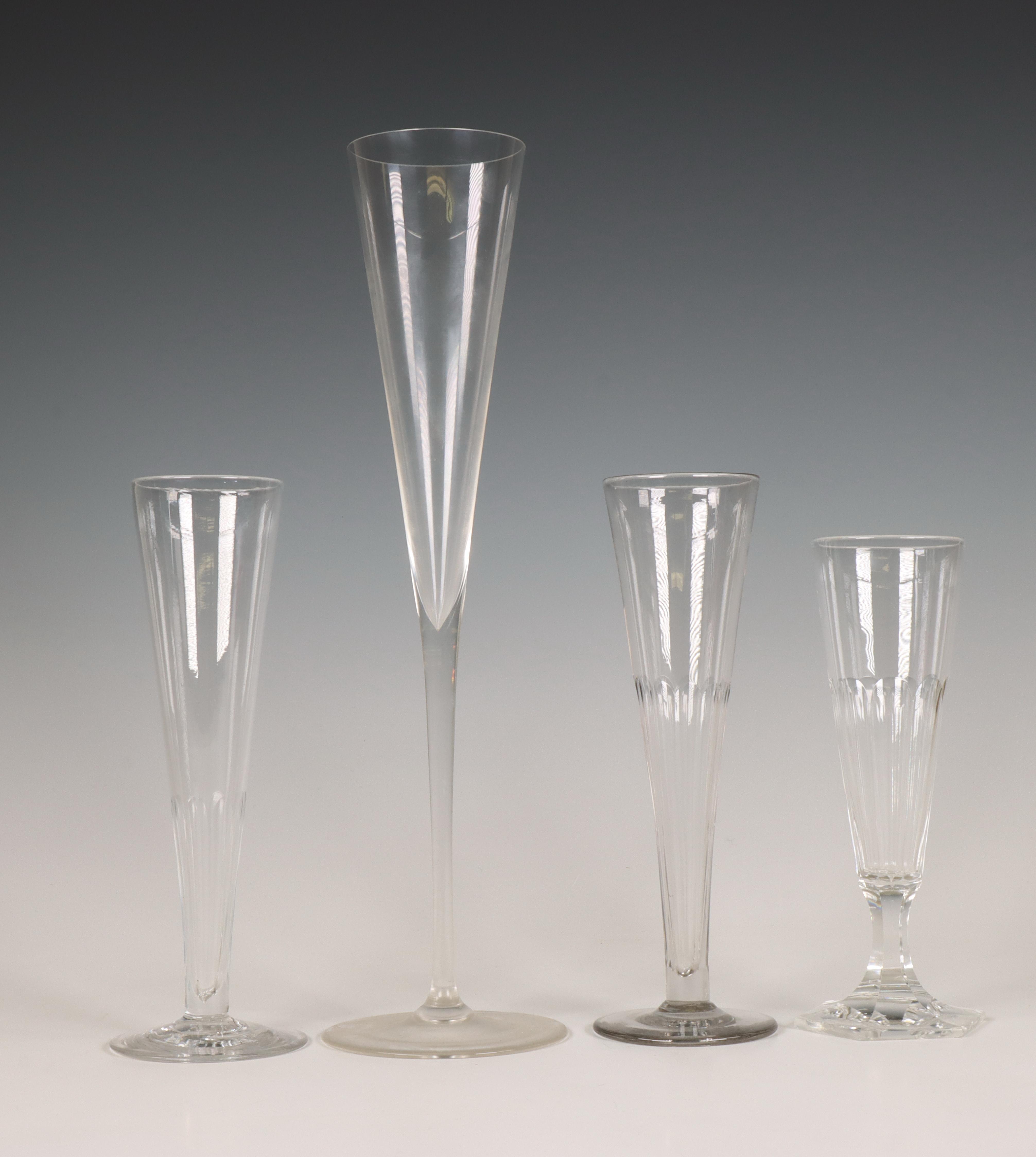 Achtenendertig kristallen en glazen champagne flutes, 19e-20e eeuw;