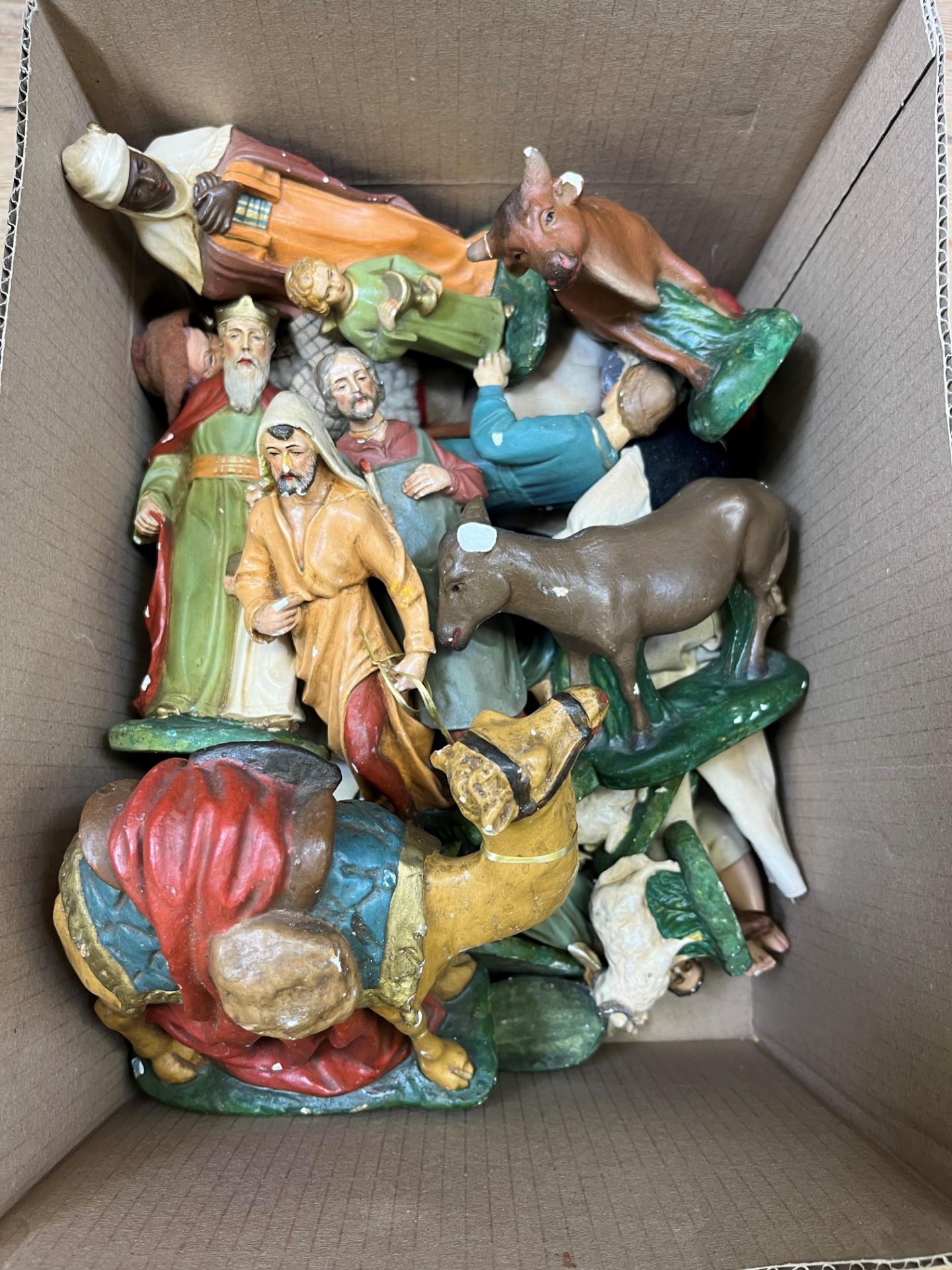 Diverse polychroom geschilderde gipsen kerststal figuren.