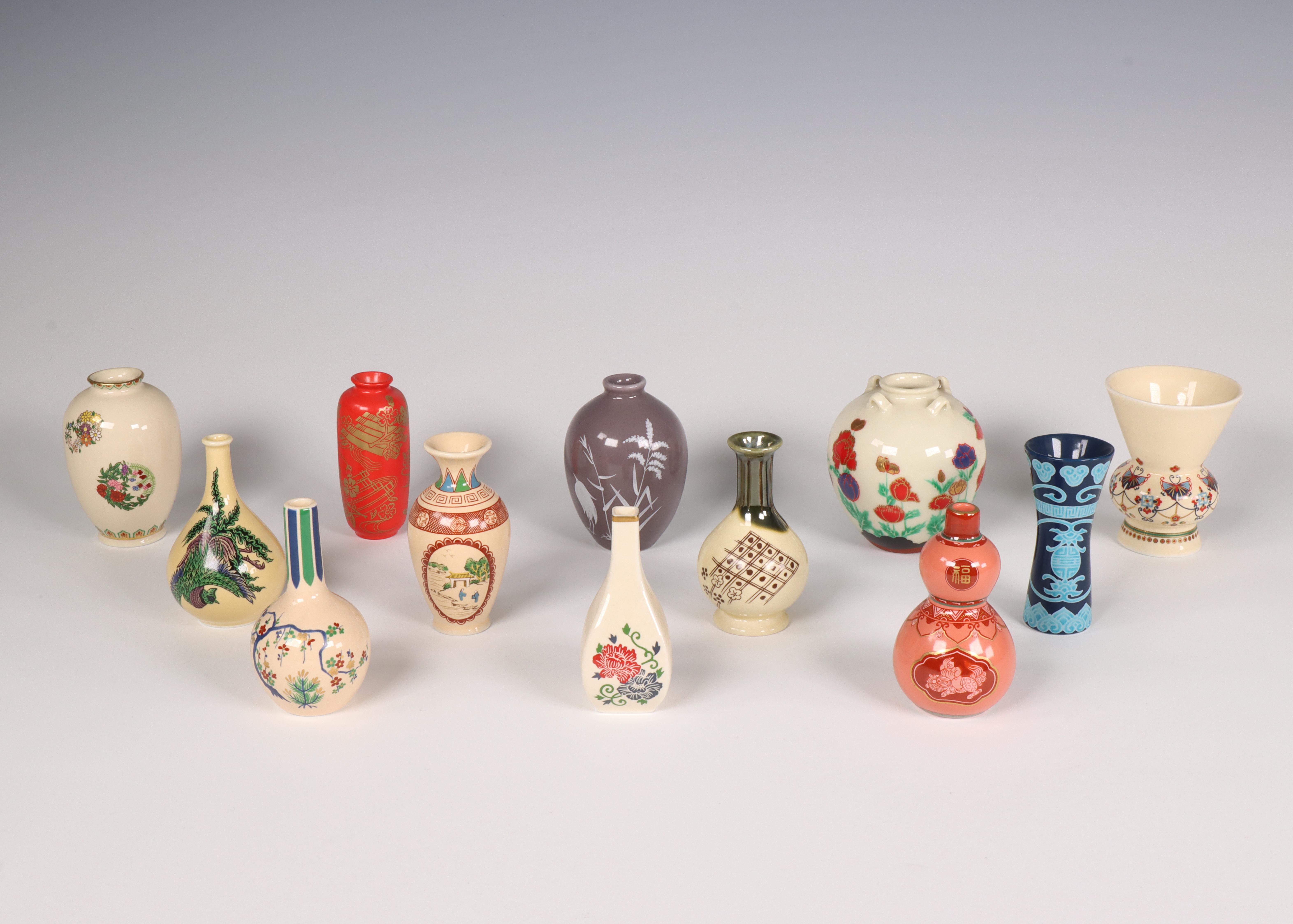 Japan, collectie gekleurde porseleinen miniatuurvaasjes, modern,