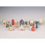 Japan, collectie gekleurde porseleinen miniatuurvaasjes, modern,