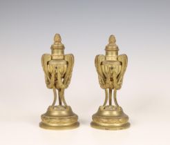Frabnkrijk, paar koperen urn vormige cassolettes in Louis XVI stijl, ca. 1900;