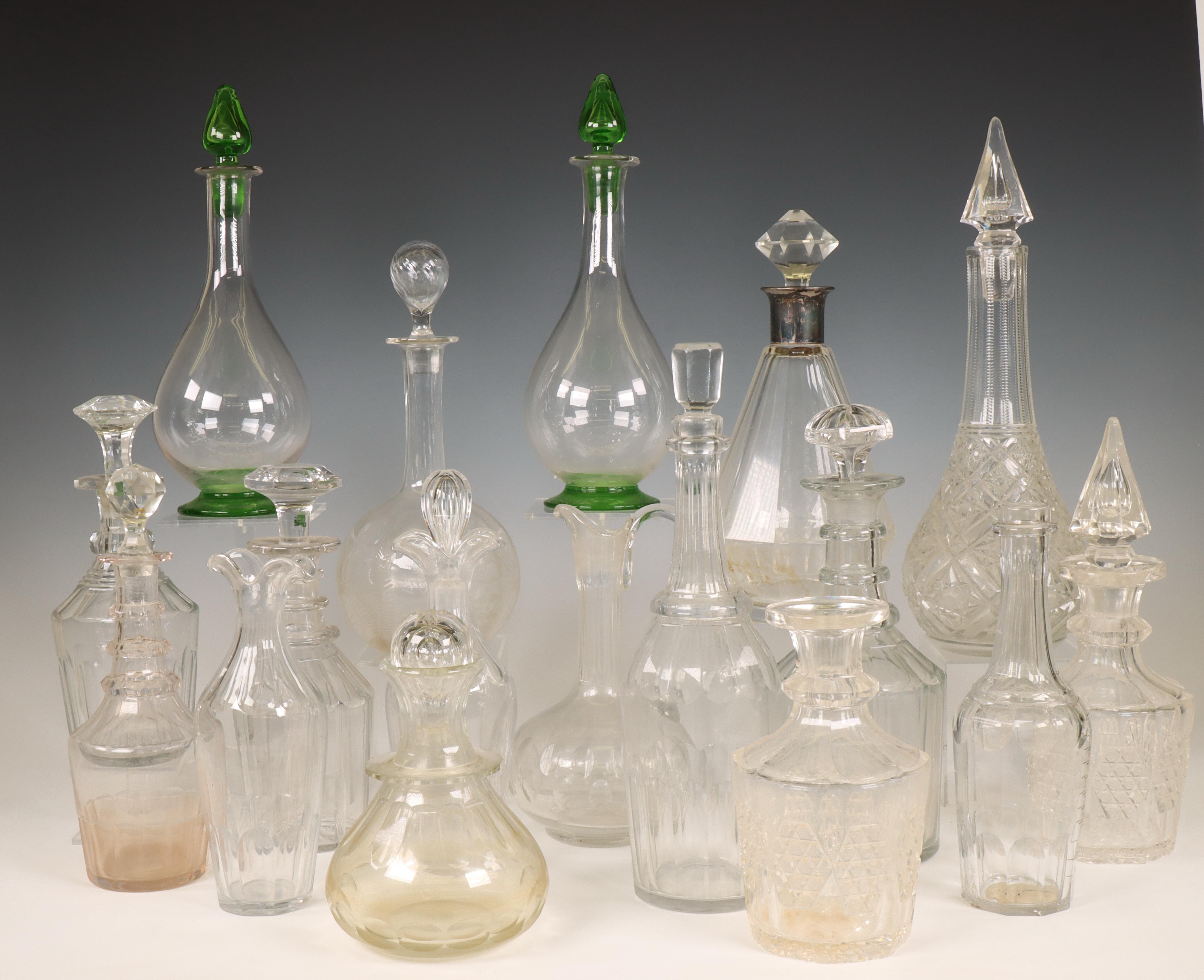 Zeventien diverse kristalen en glazen karaffen, 19e/20e eeuw;