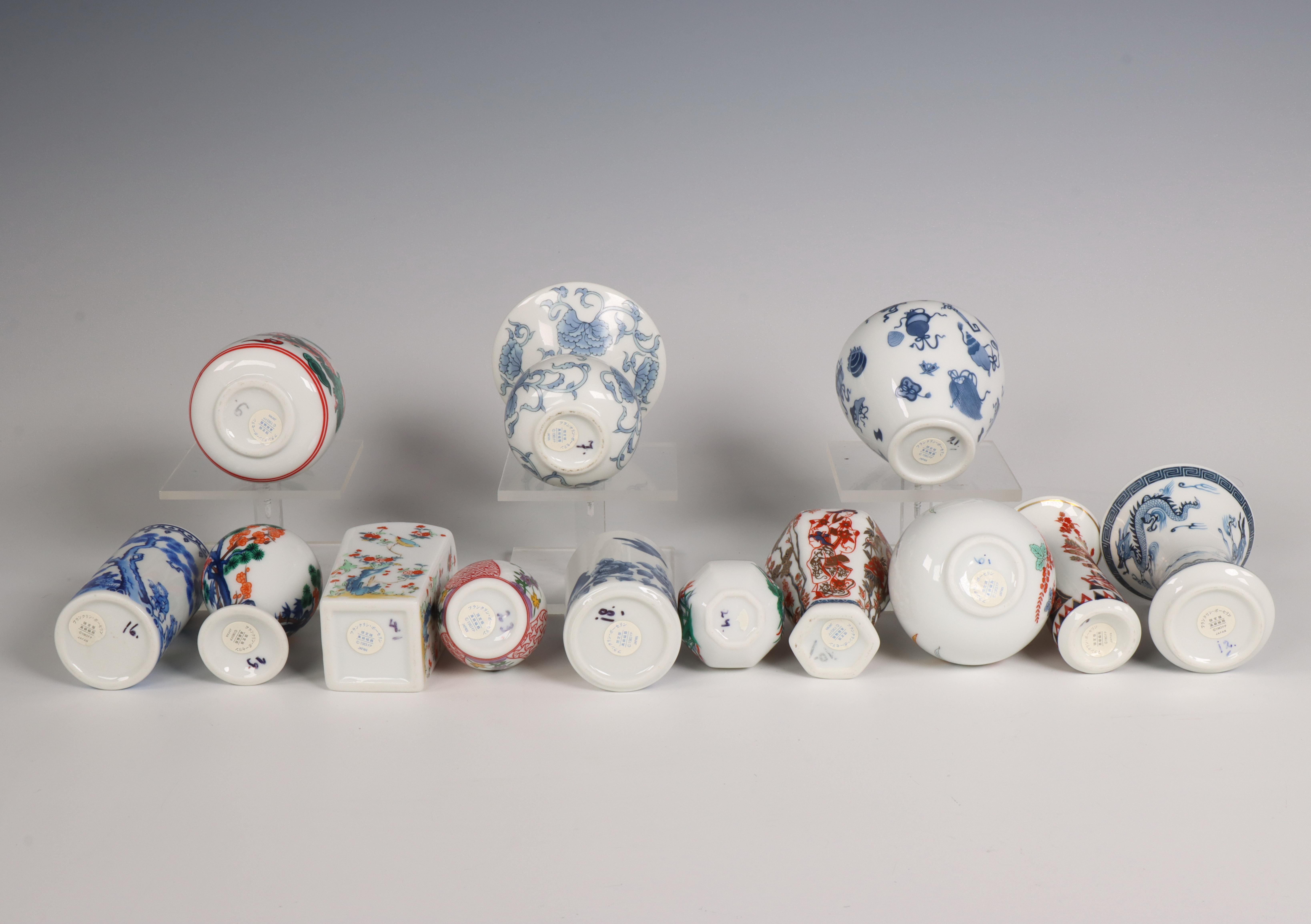Japan, collectie gekleurde en blauw-witte porseleinen miniatuurvaasjes, modern, - Image 2 of 2