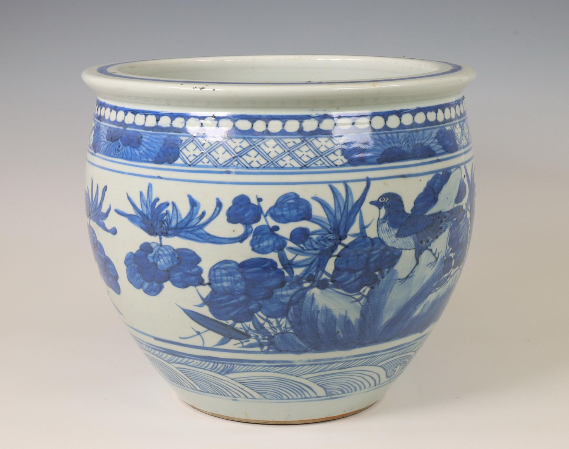 China, blauw-wit porseleinen jardinière, 20e eeuw, - Image 3 of 3