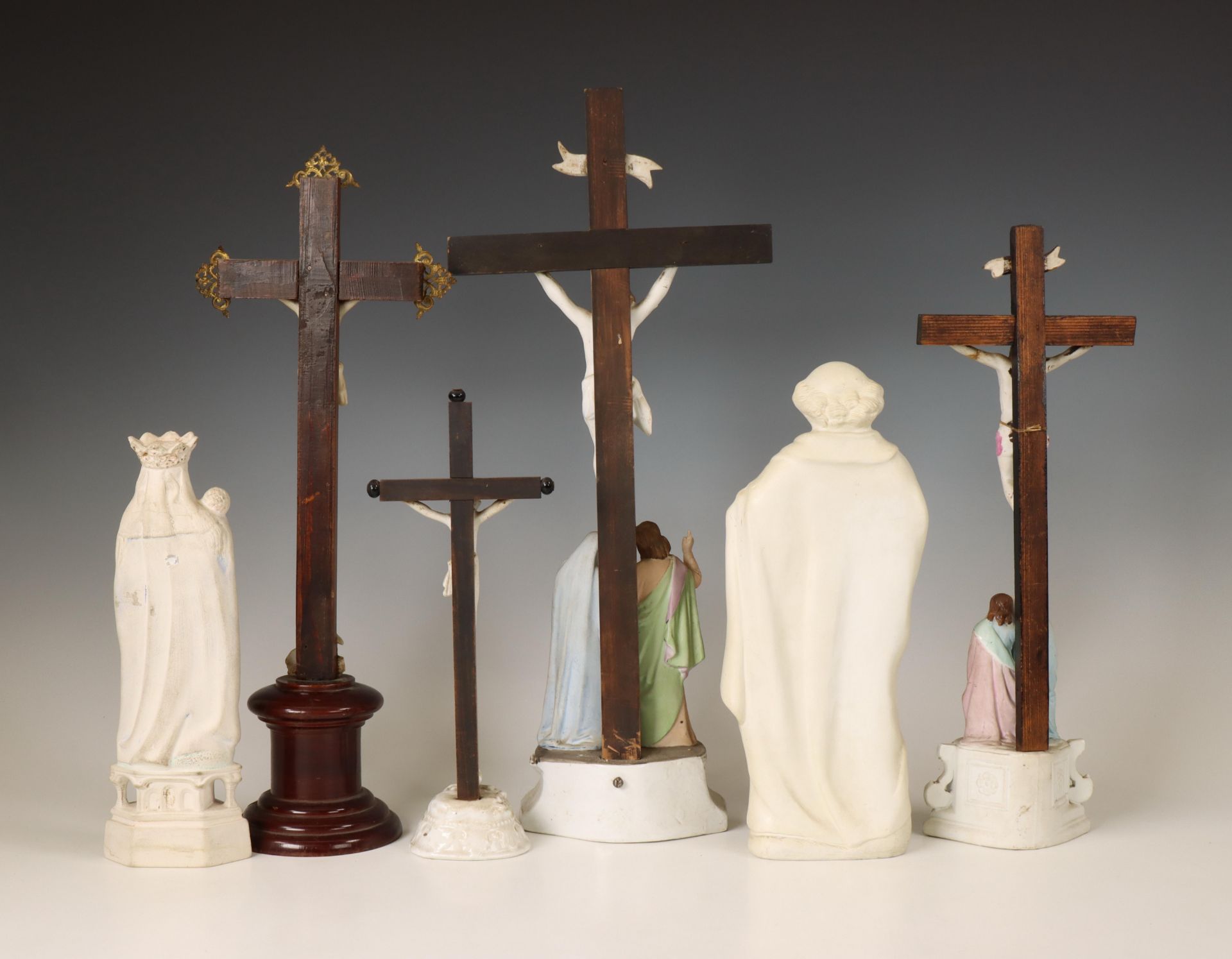 Vier crucifixen en twee gipsen vormstukken van Heiligen , ca. 1900; - Image 2 of 2