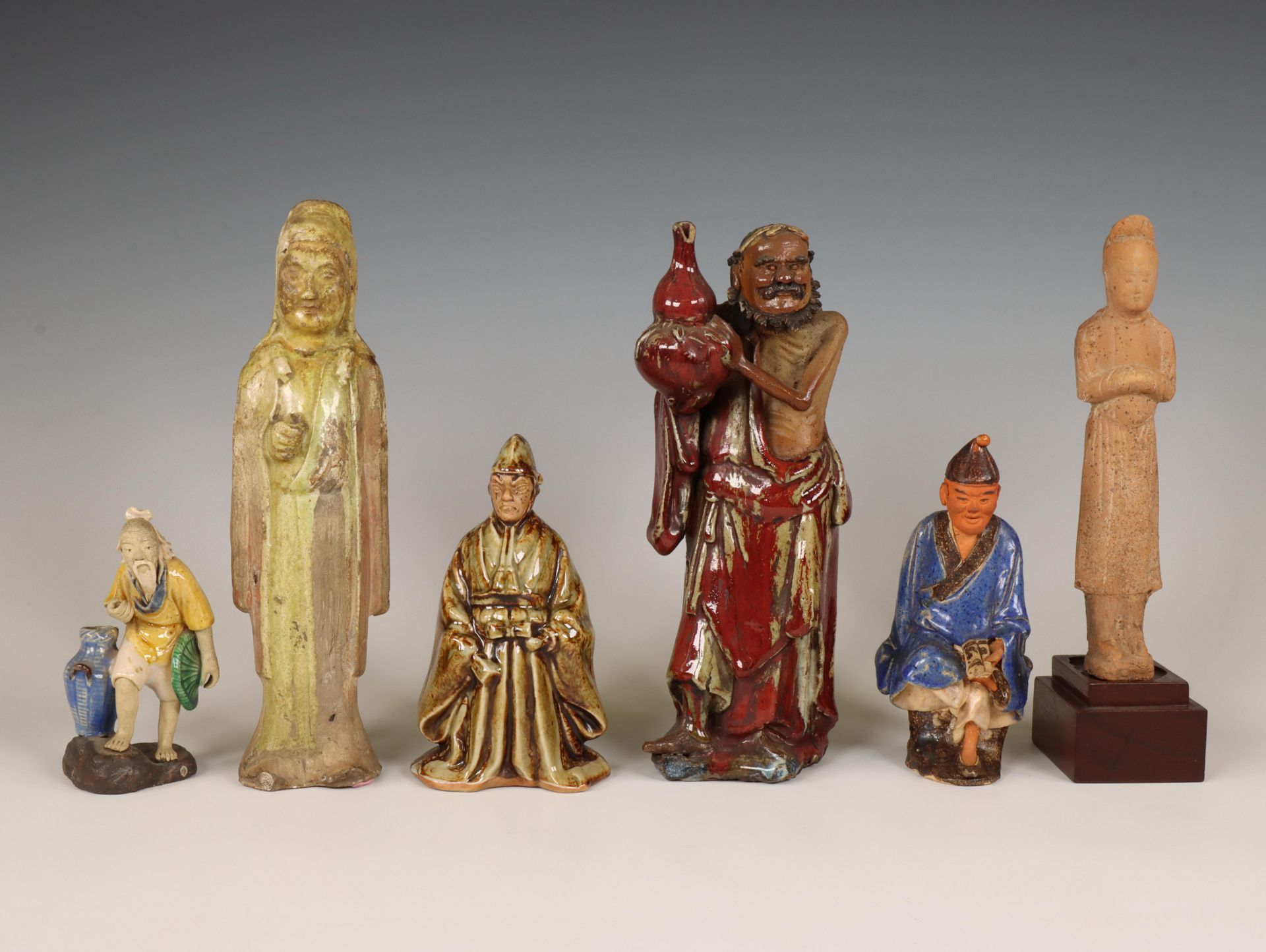 China en Japan, zes verschillende geglazuurde aardewerken figuren,