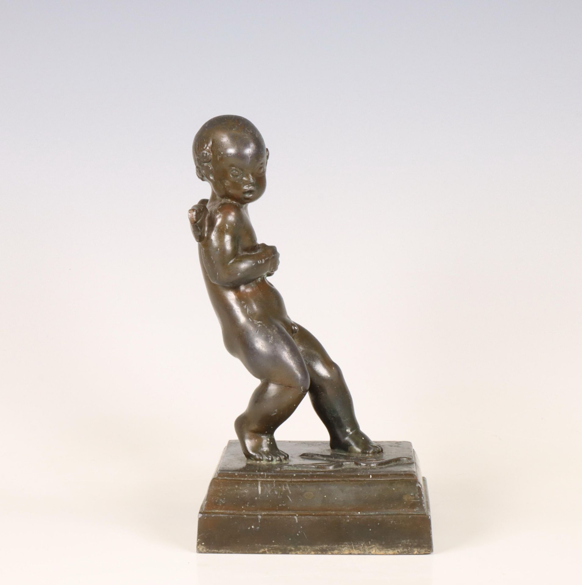 Metalen sculptuur van Cupido met hart in zijn handen, ca. 1930.