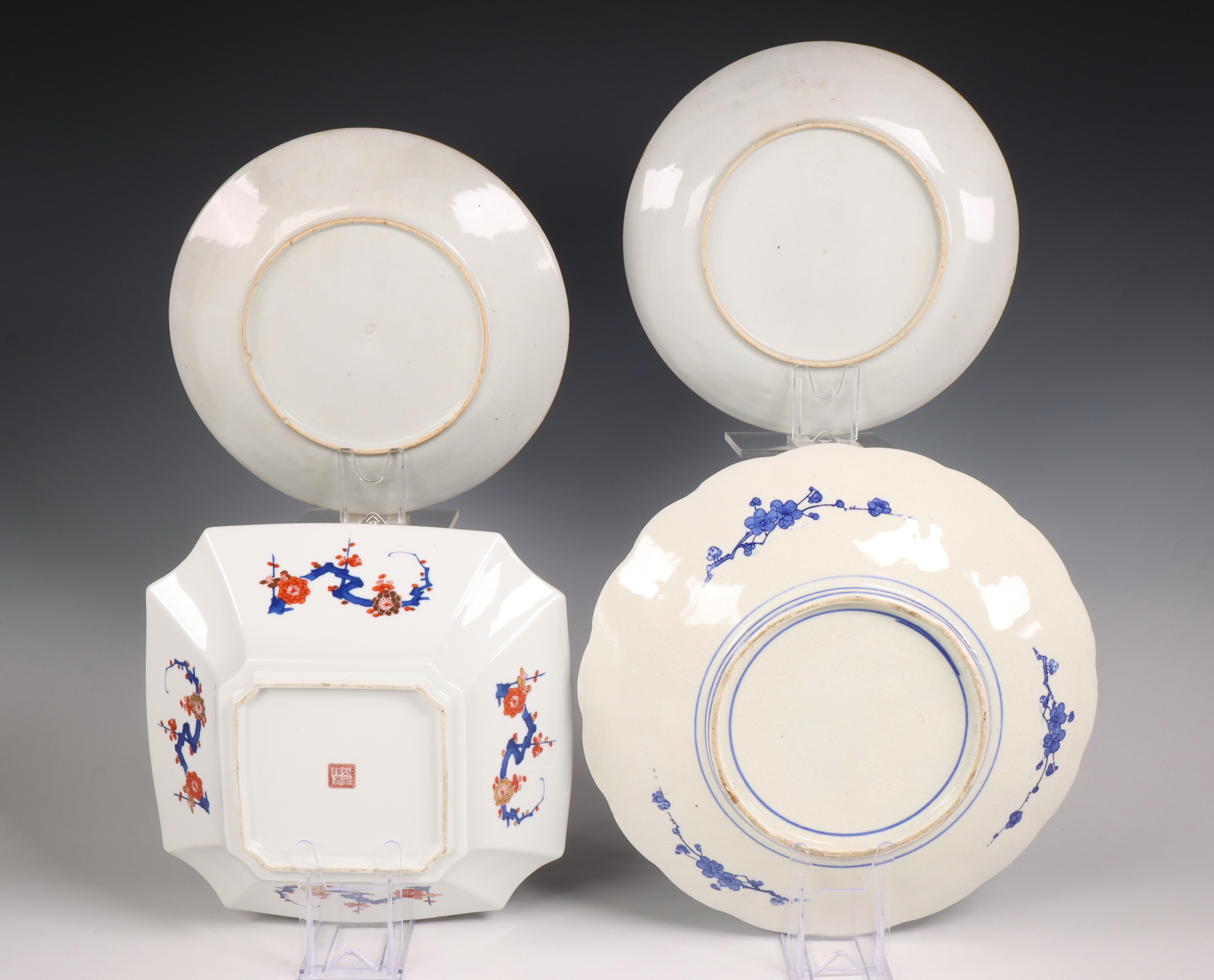 Japan, drie blauw-wit porseleinen borden en een Imari kom, modern, - Image 2 of 2