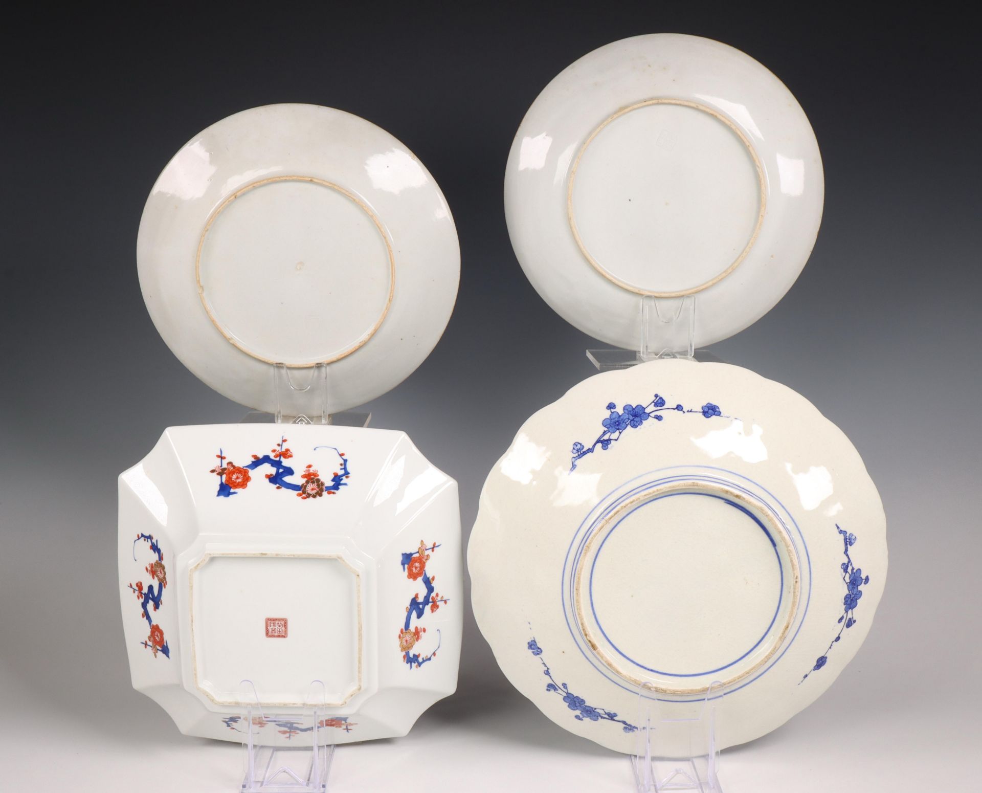 Japan, drie blauw-wit porseleinen borden en een Imari kom, modern, - Bild 2 aus 2