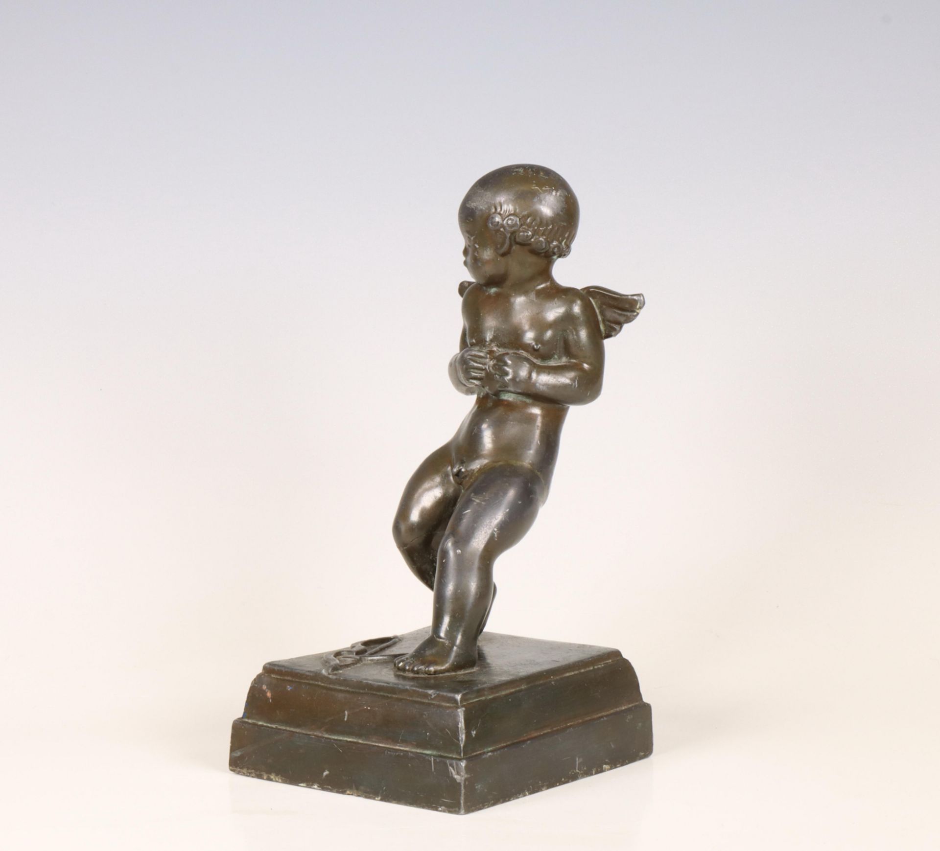 Metalen sculptuur van Cupido met hart in zijn handen, ca. 1930. - Bild 5 aus 5