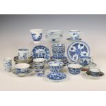 China en Japan, collectie blauw-wit porseleinen koppen en schotels, 18e-20e eeuw,