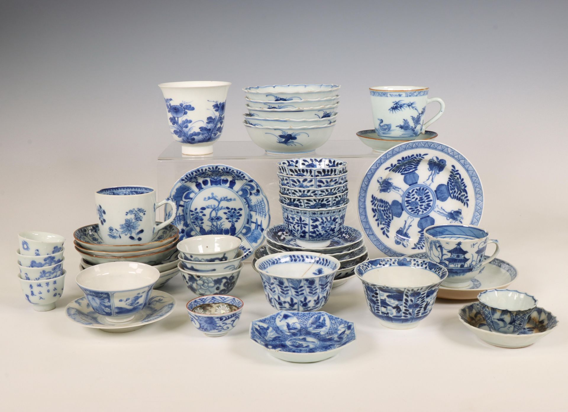 China en Japan, collectie blauw-wit porseleinen koppen en schotels, 18e-20e eeuw,