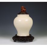 China, crèmegeglazuurde aardewerken balusterpot, 20e eeuw,