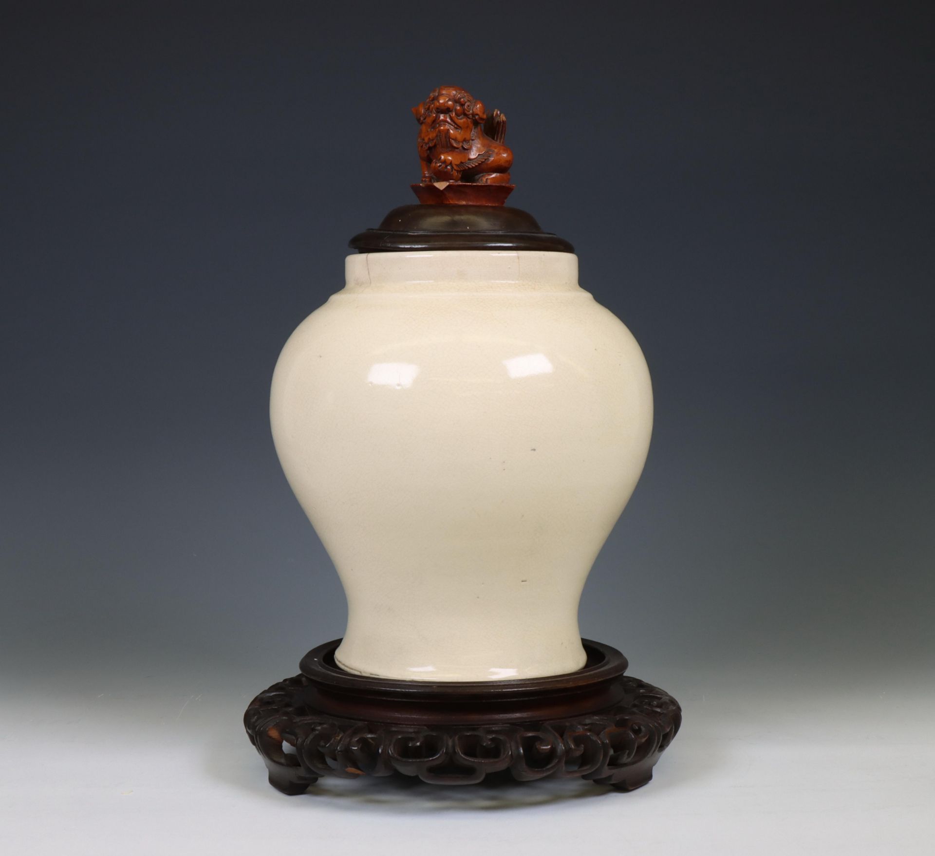 China, crèmegeglazuurde aardewerken balusterpot, 20e eeuw,