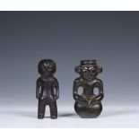 China, twee zwart stenen figuurtjes,