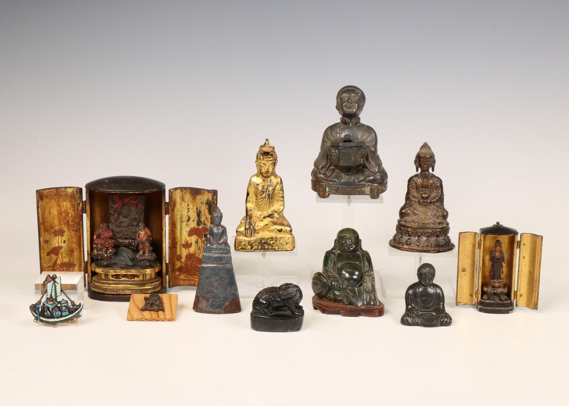 Azië, collectie kleine boeddhistische en mythologische figuren,