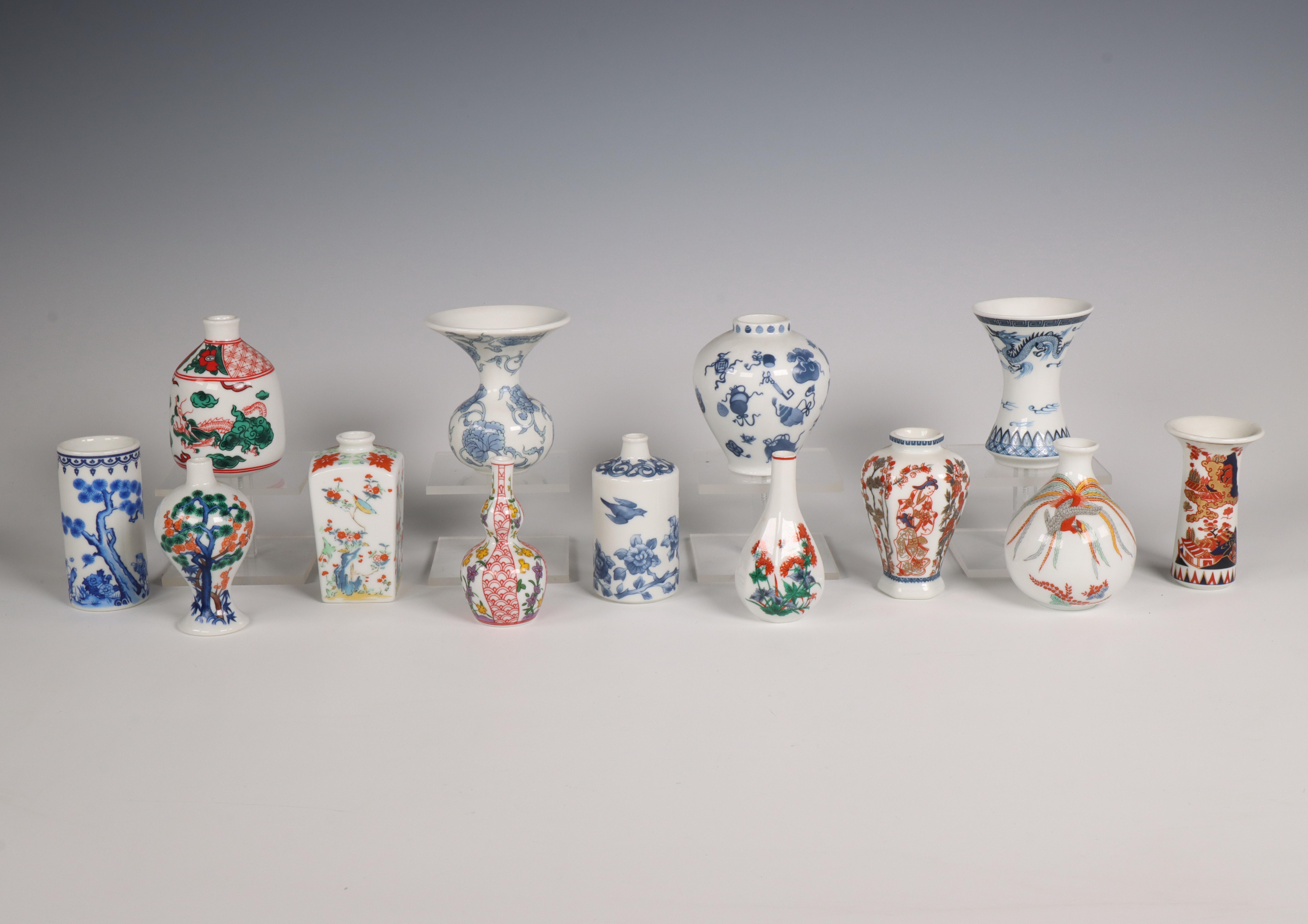Japan, collectie gekleurde en blauw-witte porseleinen miniatuurvaasjes, modern,