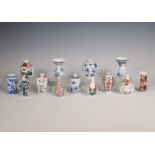 Japan, collectie gekleurde en blauw-witte porseleinen miniatuurvaasjes, modern,