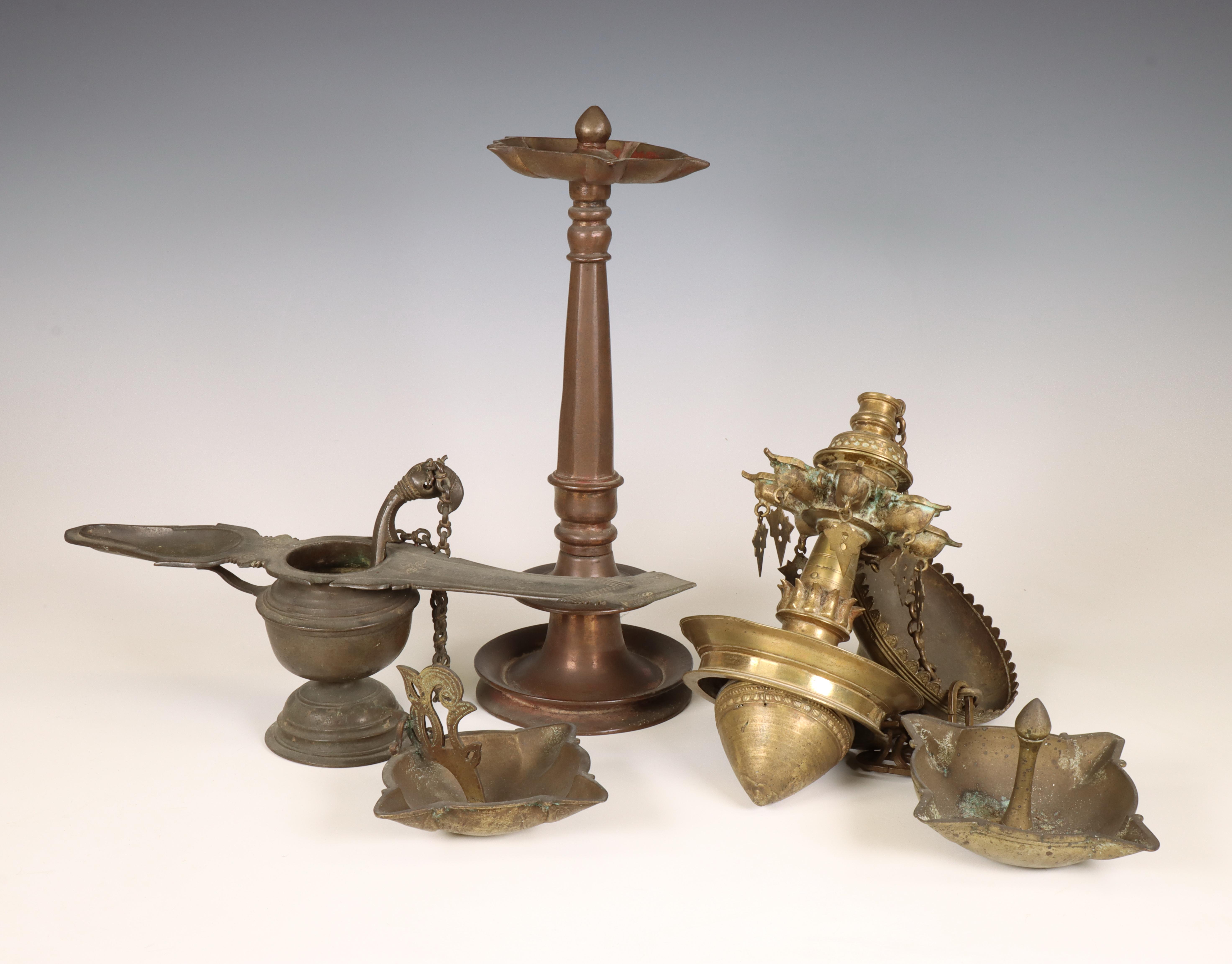 Drie diverse bronzen en koperen godslampen;