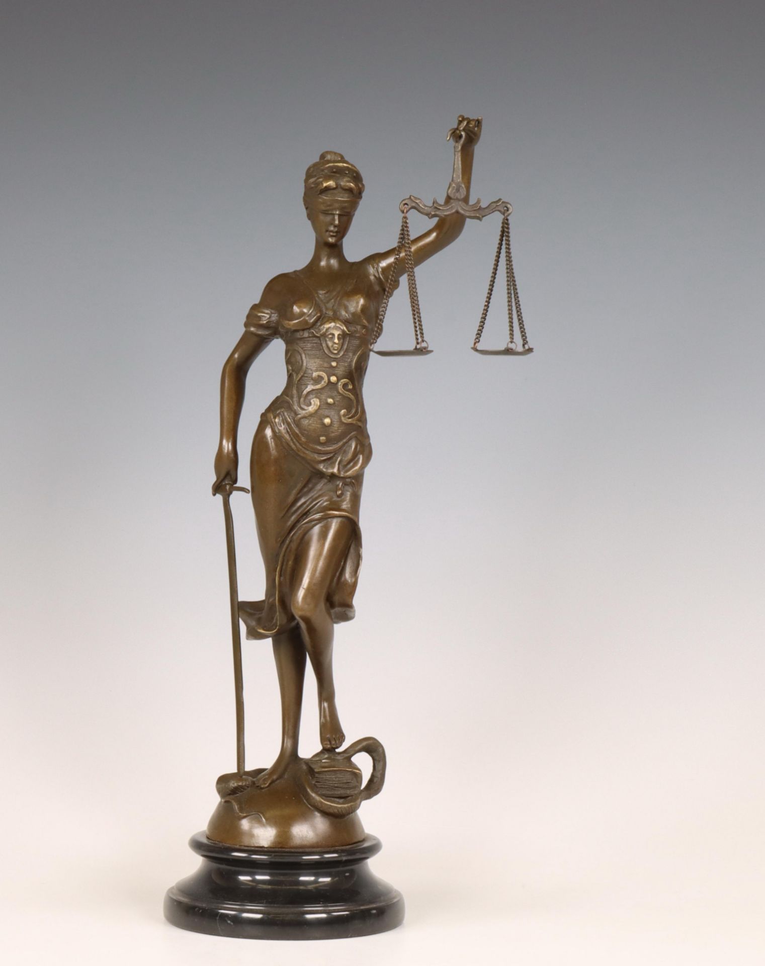 Gebronsd metalen vormstuk Vrouwe Justitia, 20e eeuw;