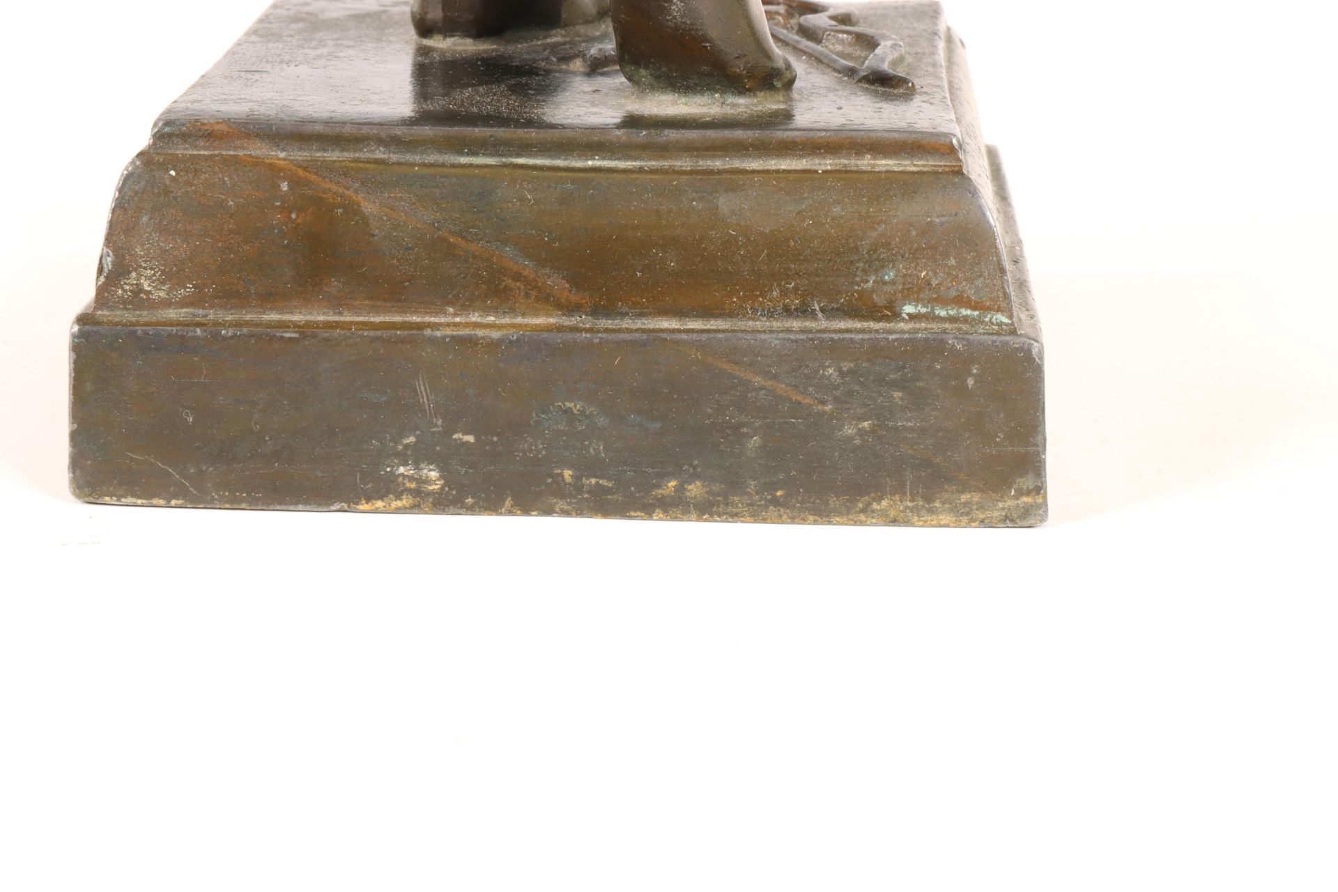 Metalen sculptuur van Cupido met hart in zijn handen, ca. 1930. - Bild 4 aus 5