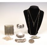 Diverse zilveren juwelen, munten en sigarettenetui