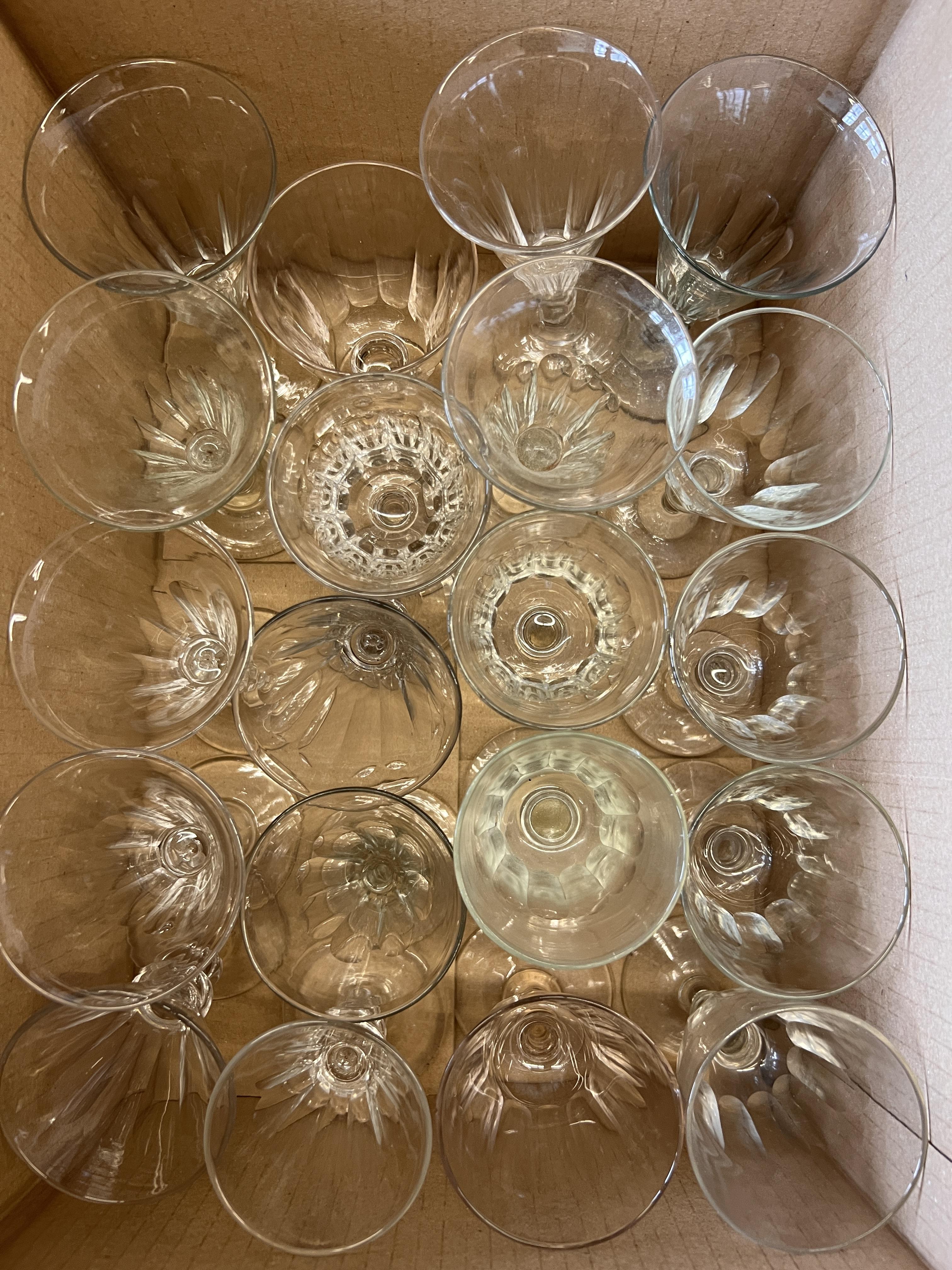 Kristallen geslepen glasservies op ronde voet, samengesteld, 19e eeuw; - Image 2 of 4