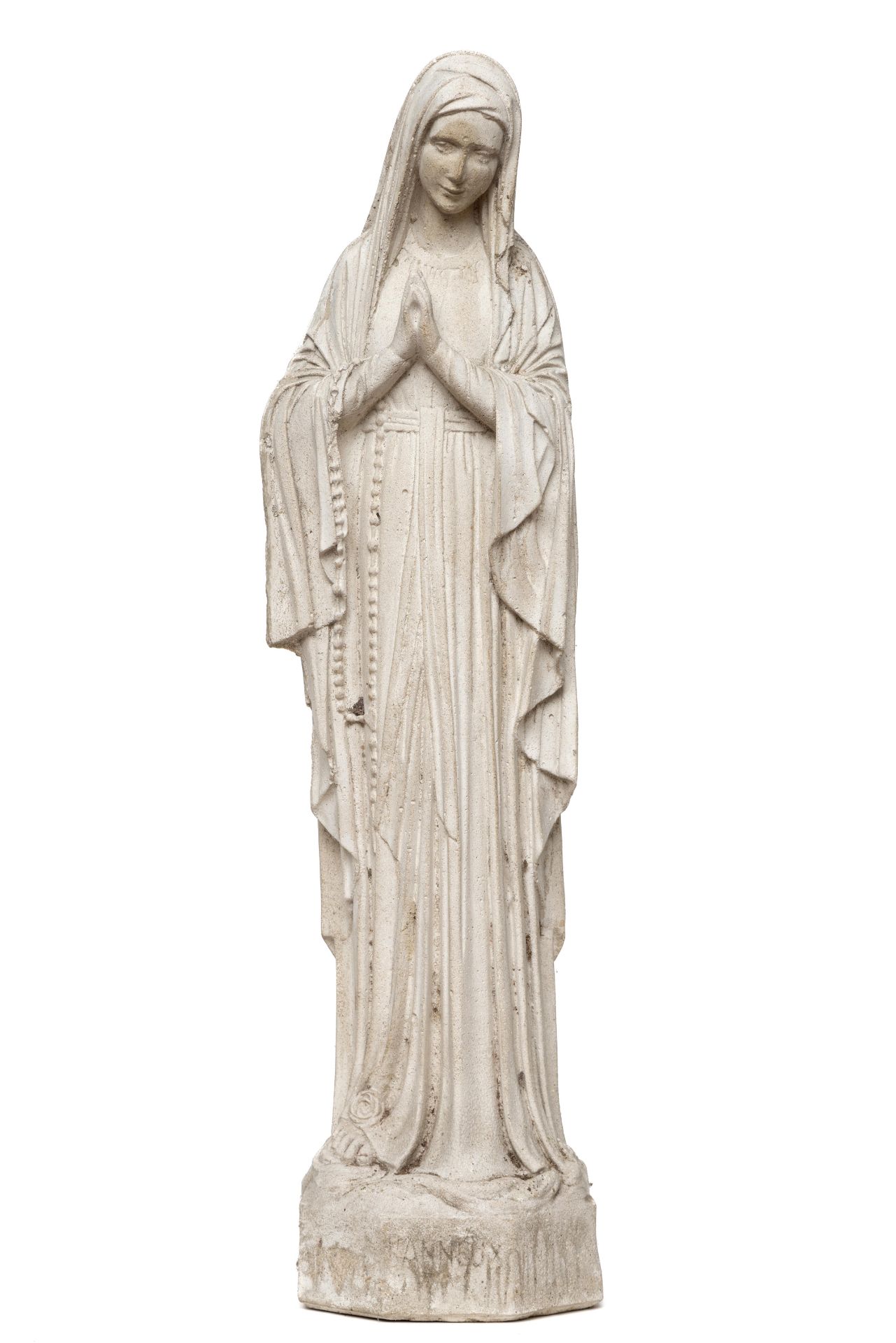 Betonnen gegoten sculptuur van de heilige Maria.