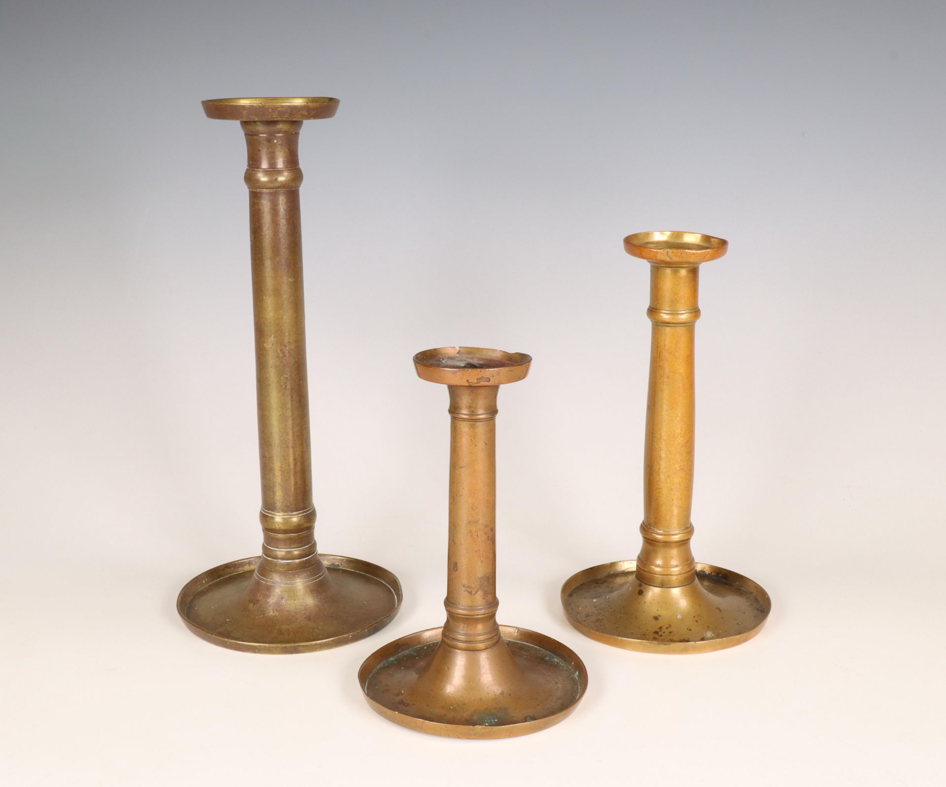 Drie koperen eenlichts kandelaars, 19e eeuw