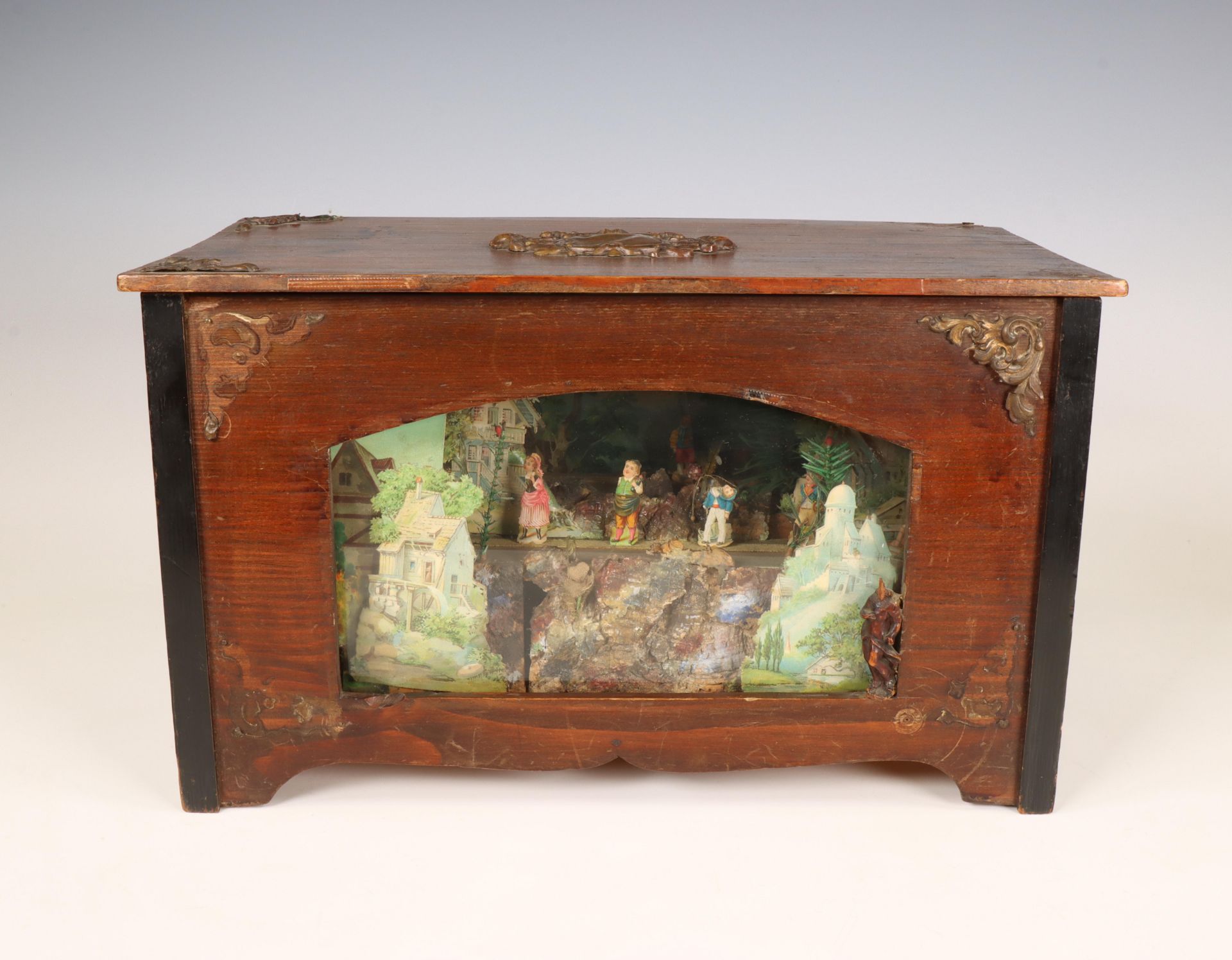 Diorama in houten kist met speeldoos mechaniek, ca. 1900;