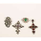 Vier stuks zilveren sieraden, ca. 1900.