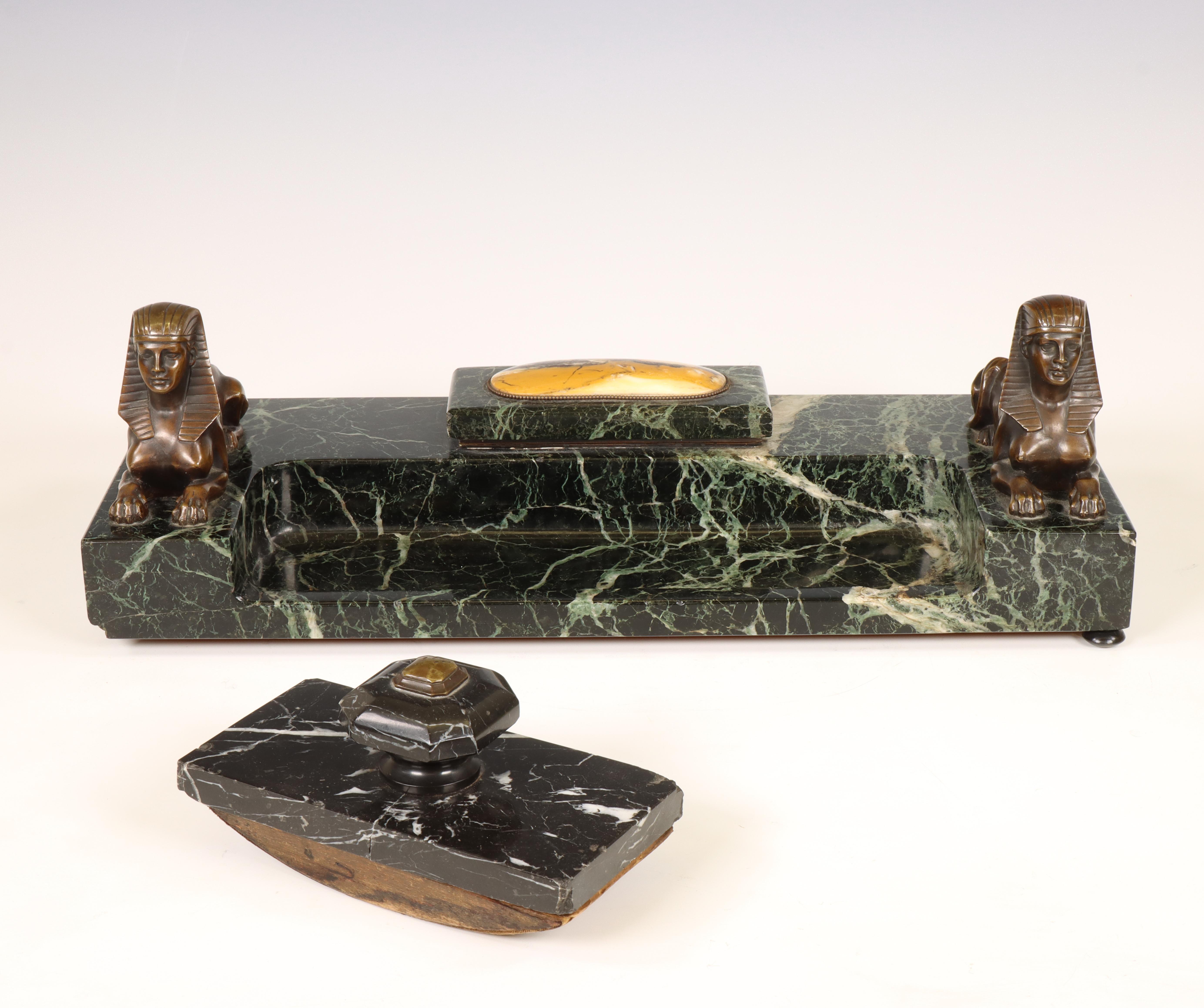 Kapitaal marmeren inktstel met bronzen vormstukken van sphinxen, circa 1900